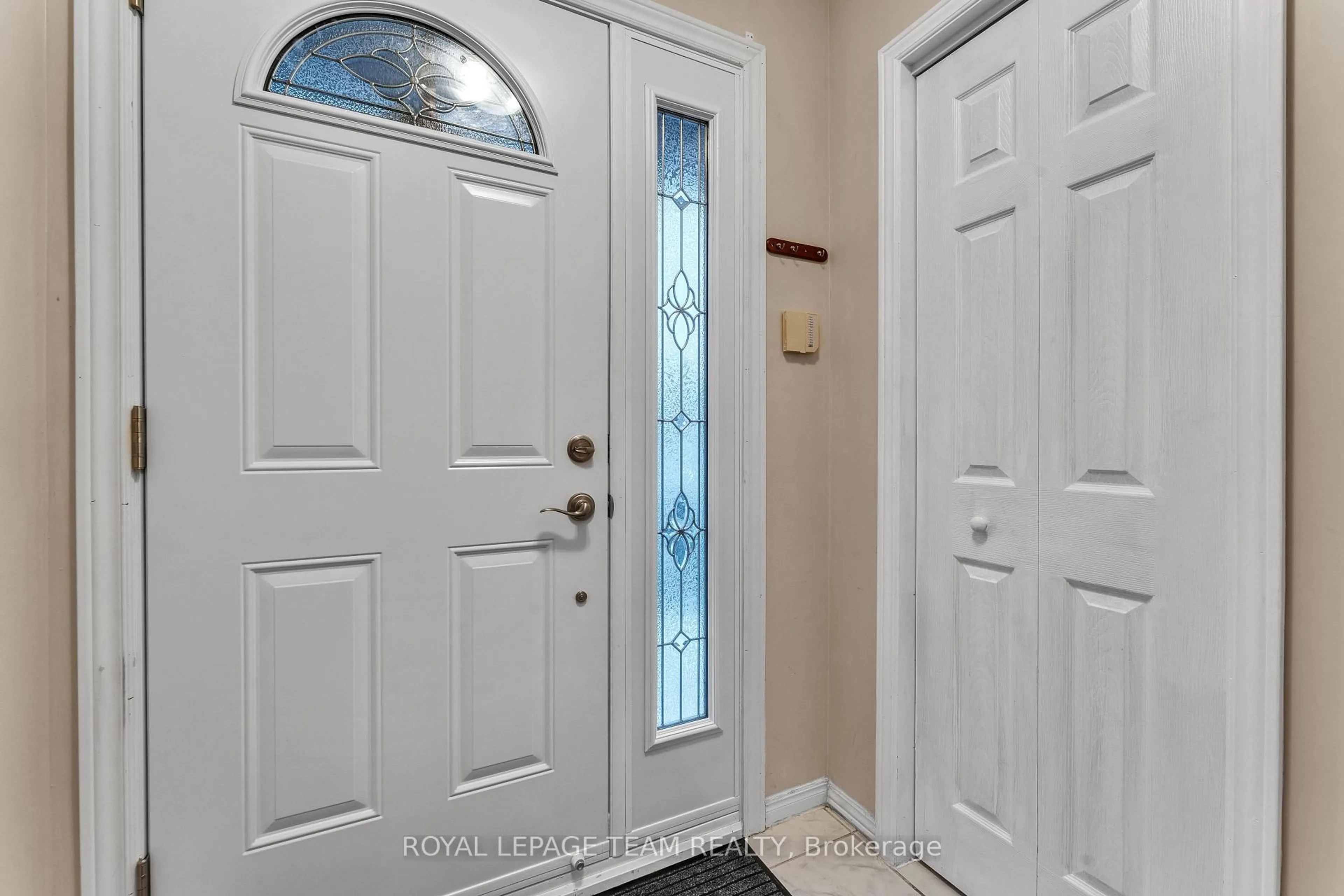 Indoor entryway for 3344 Uplands Dr #61, Ottawa Ontario K1V 9R9