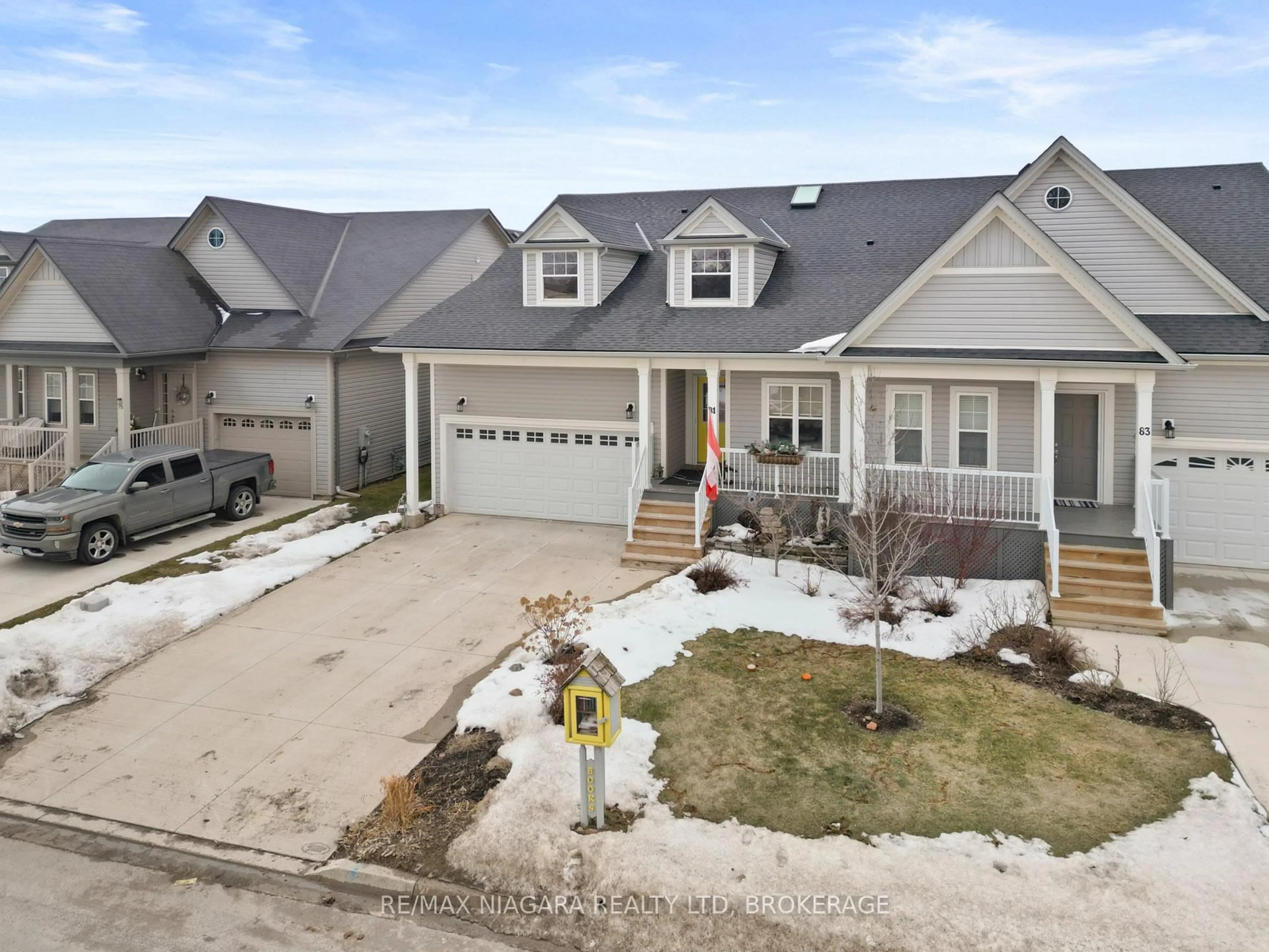 A pic from outside/outdoor area/front of a property/back of a property/a pic from drone, street for 81 Bardol Ave, Fort Erie Ontario L2A 6R4