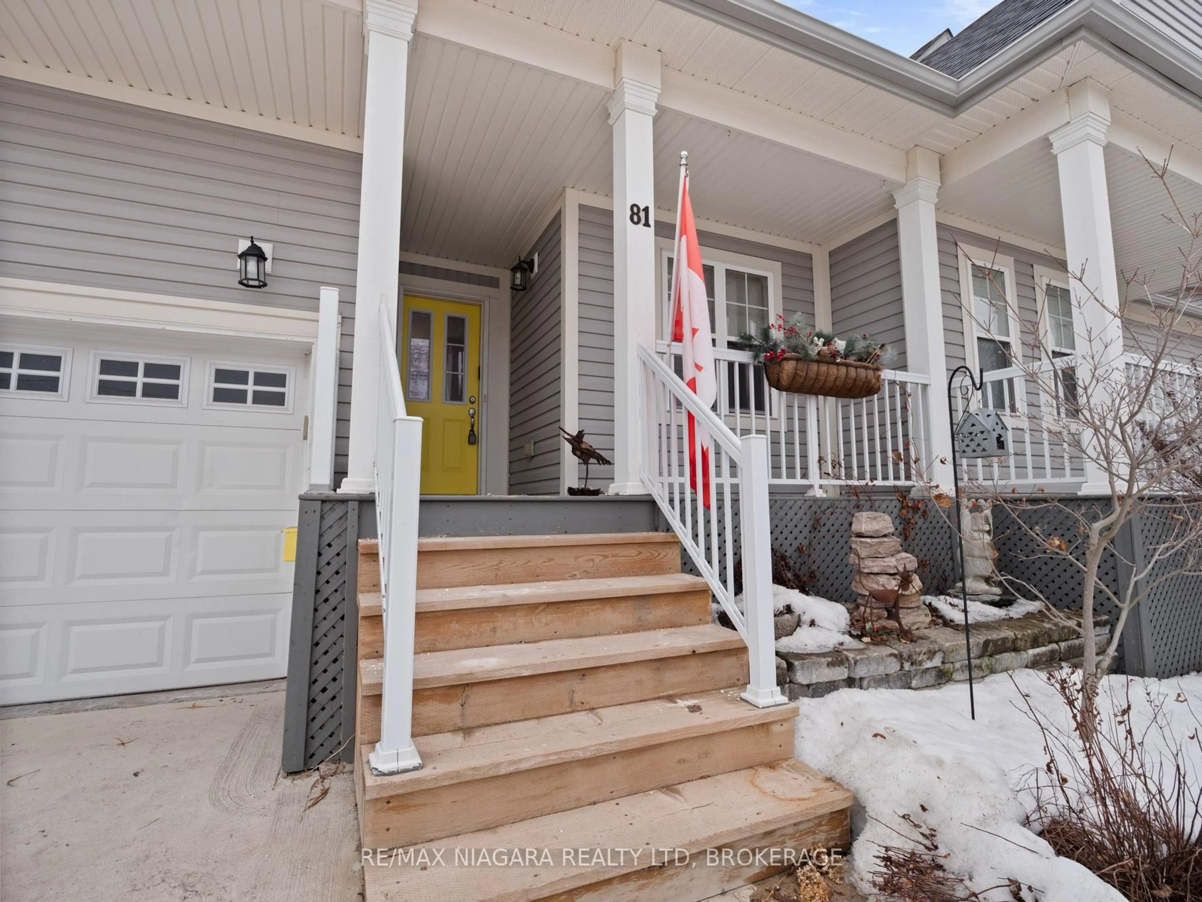 Indoor entryway for 81 Bardol Ave, Fort Erie Ontario L2A 6R4
