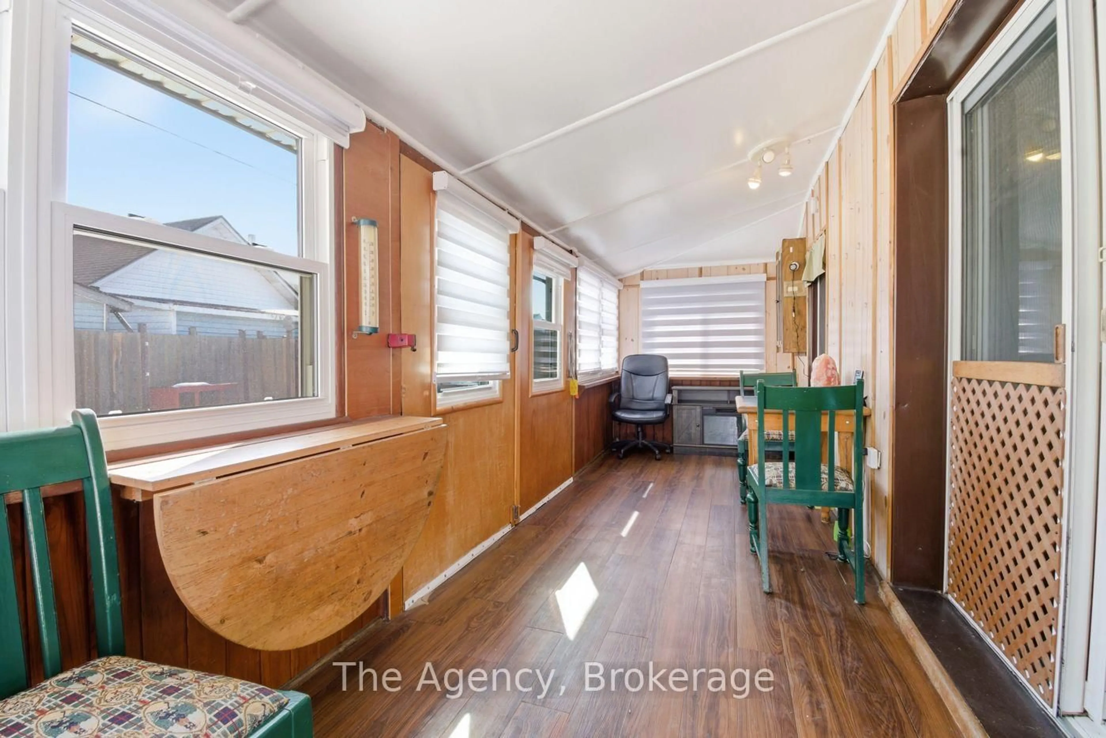 Indoor entryway for 80 Knoll St, Port Colborne Ontario L3K 5A6