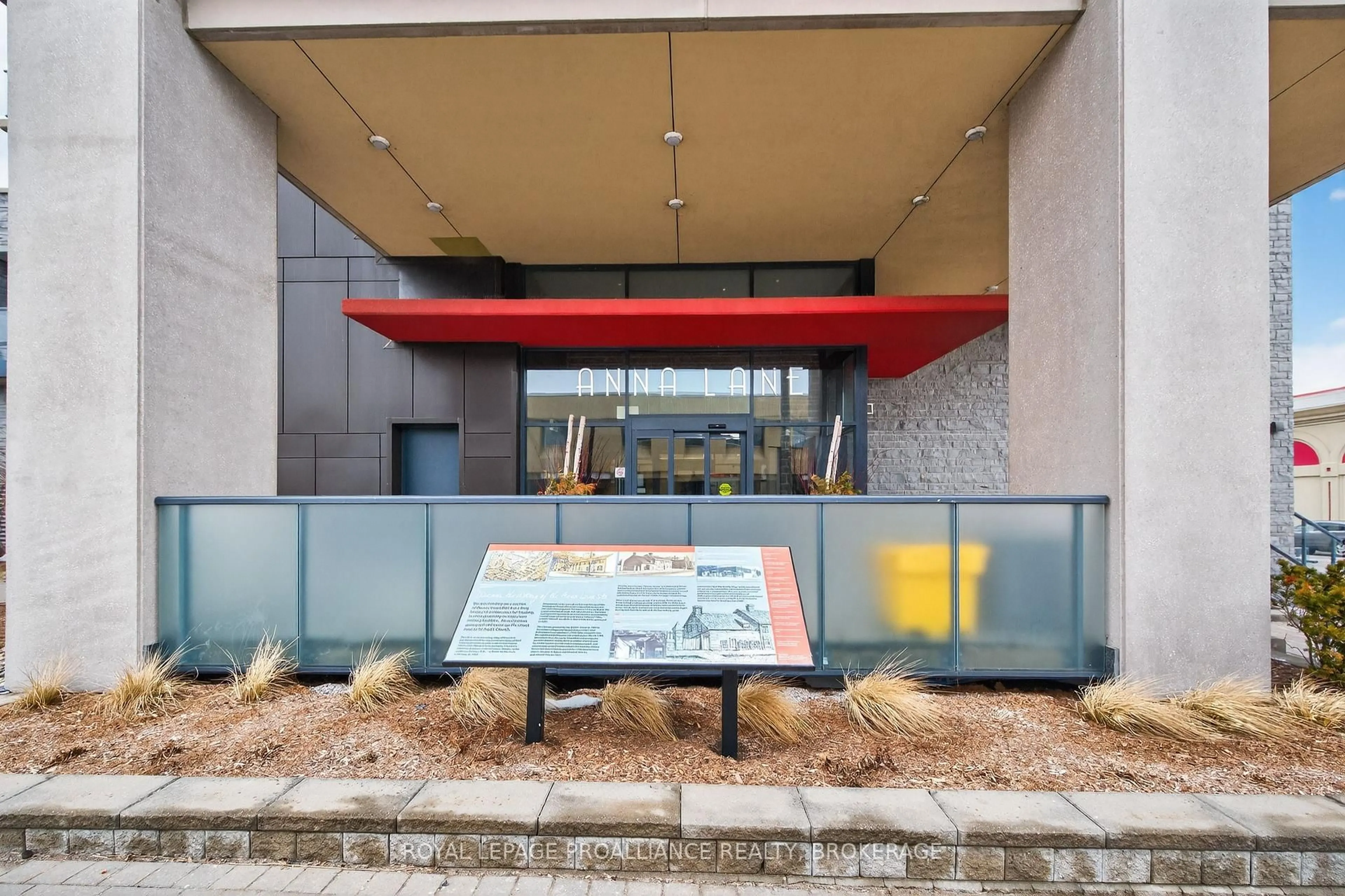 Indoor foyer for 121 Queen St #A2, Kingston Ontario K7K 0G6