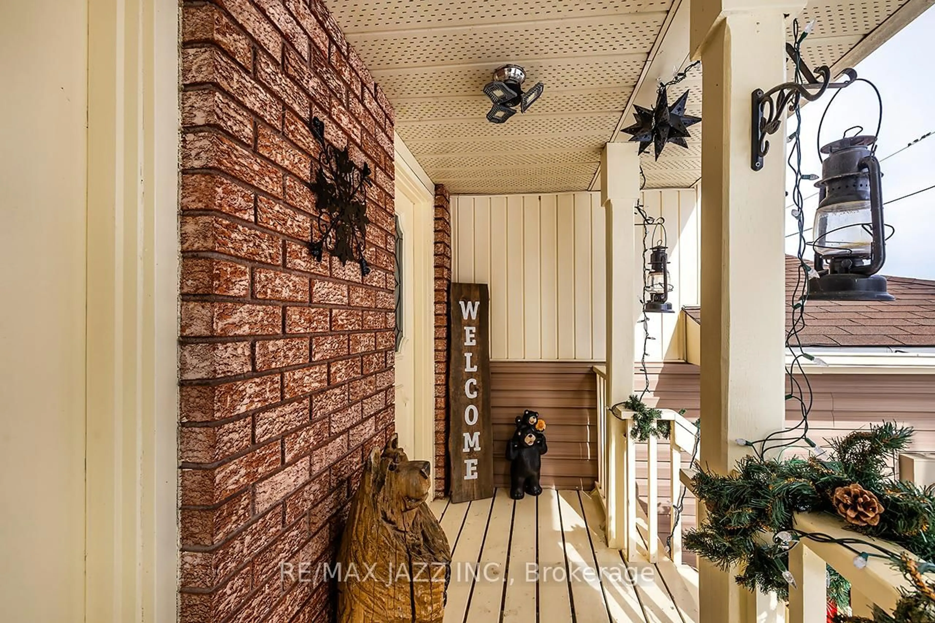 Indoor entryway for 17 Huron Dr, Brighton Ontario K0K 1H0