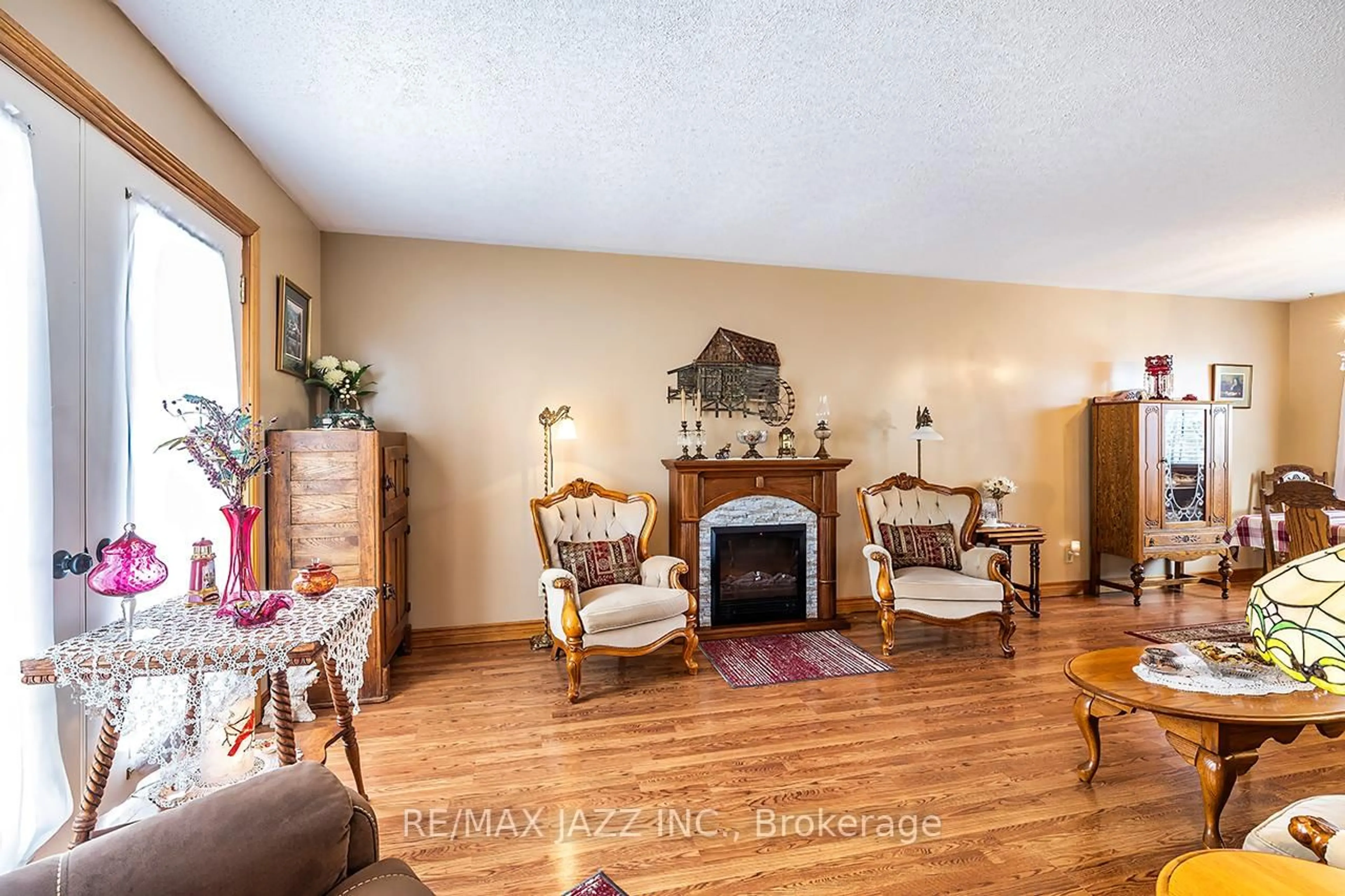 Living room with furniture, wood/laminate floor for 17 Huron Dr, Brighton Ontario K0K 1H0