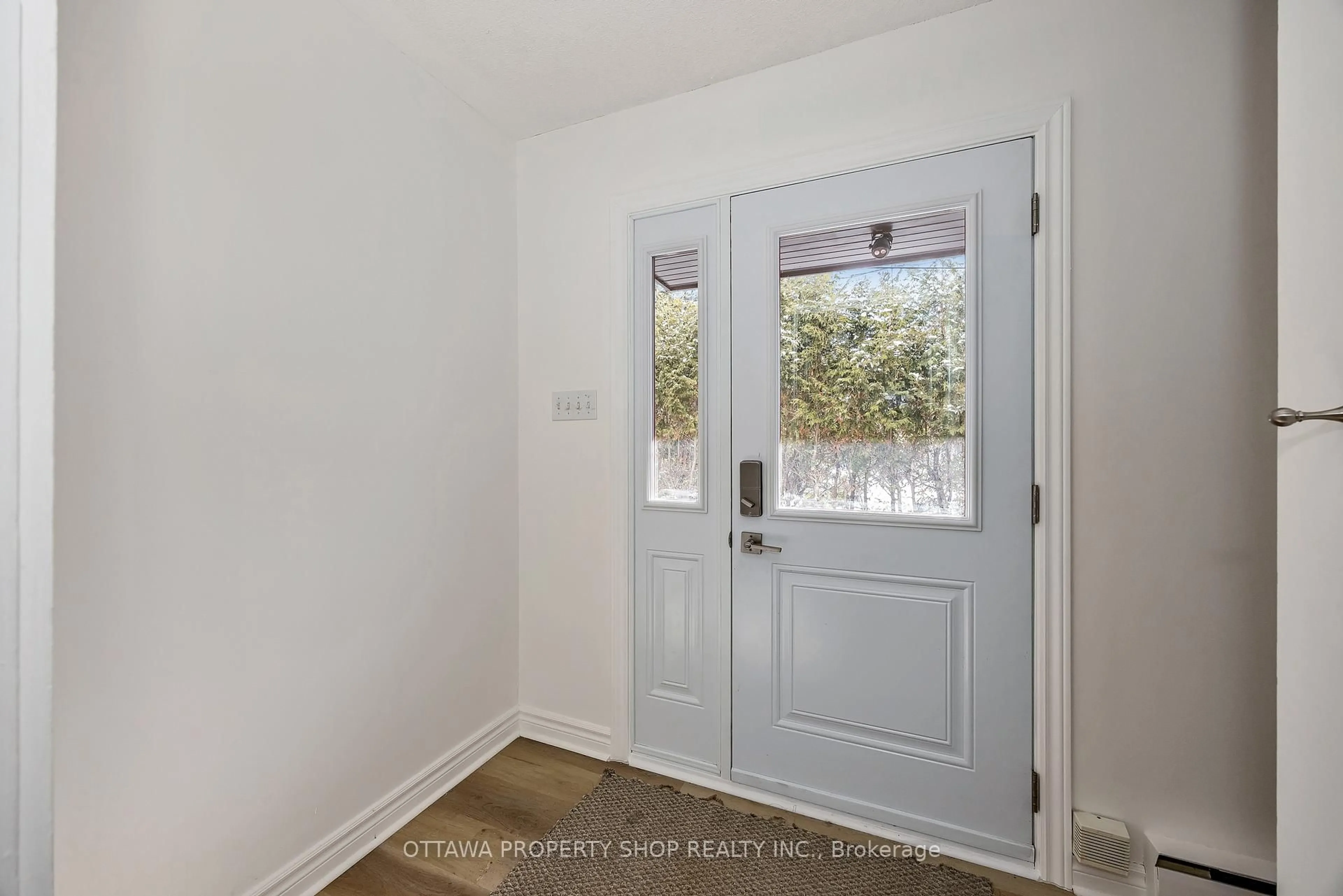 Indoor entryway for 848 Maitland Ave, Ottawa Ontario K2A 2S3