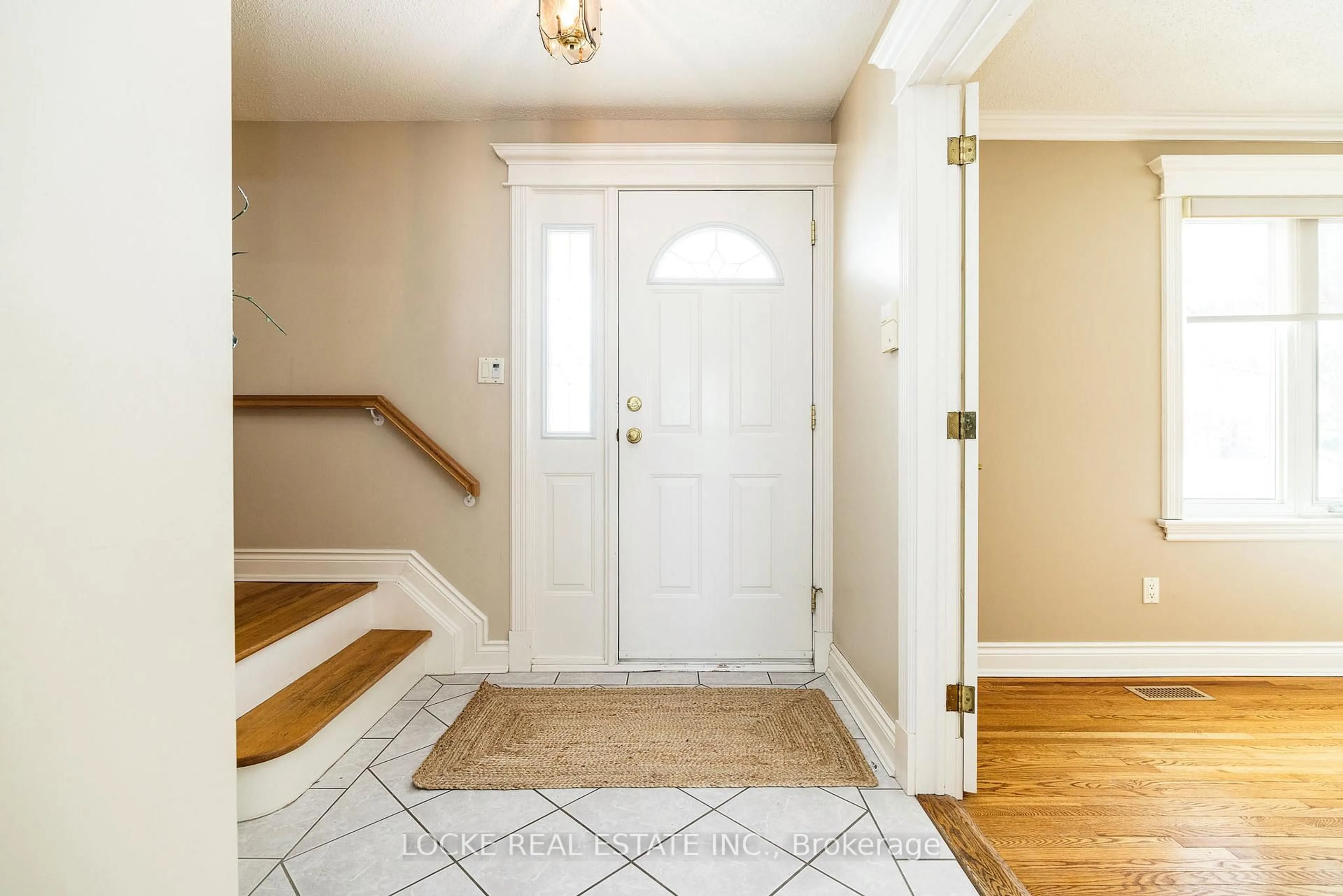 Indoor entryway for 279 Hoylake Cres, Ottawa Ontario K1E 1M1