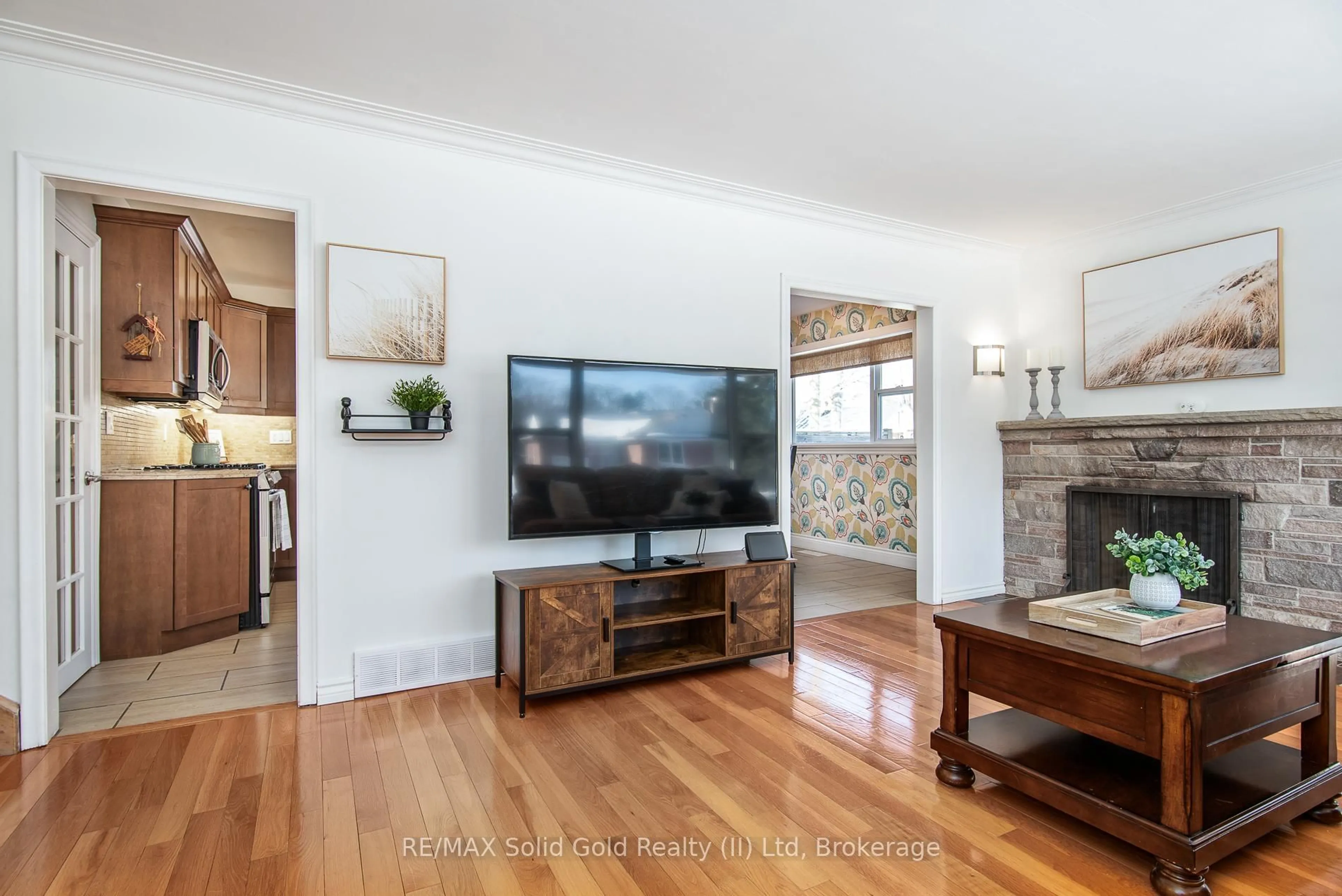 Living room with furniture, wood/laminate floor for 250 Royal St, Waterloo Ontario N2J 2J2