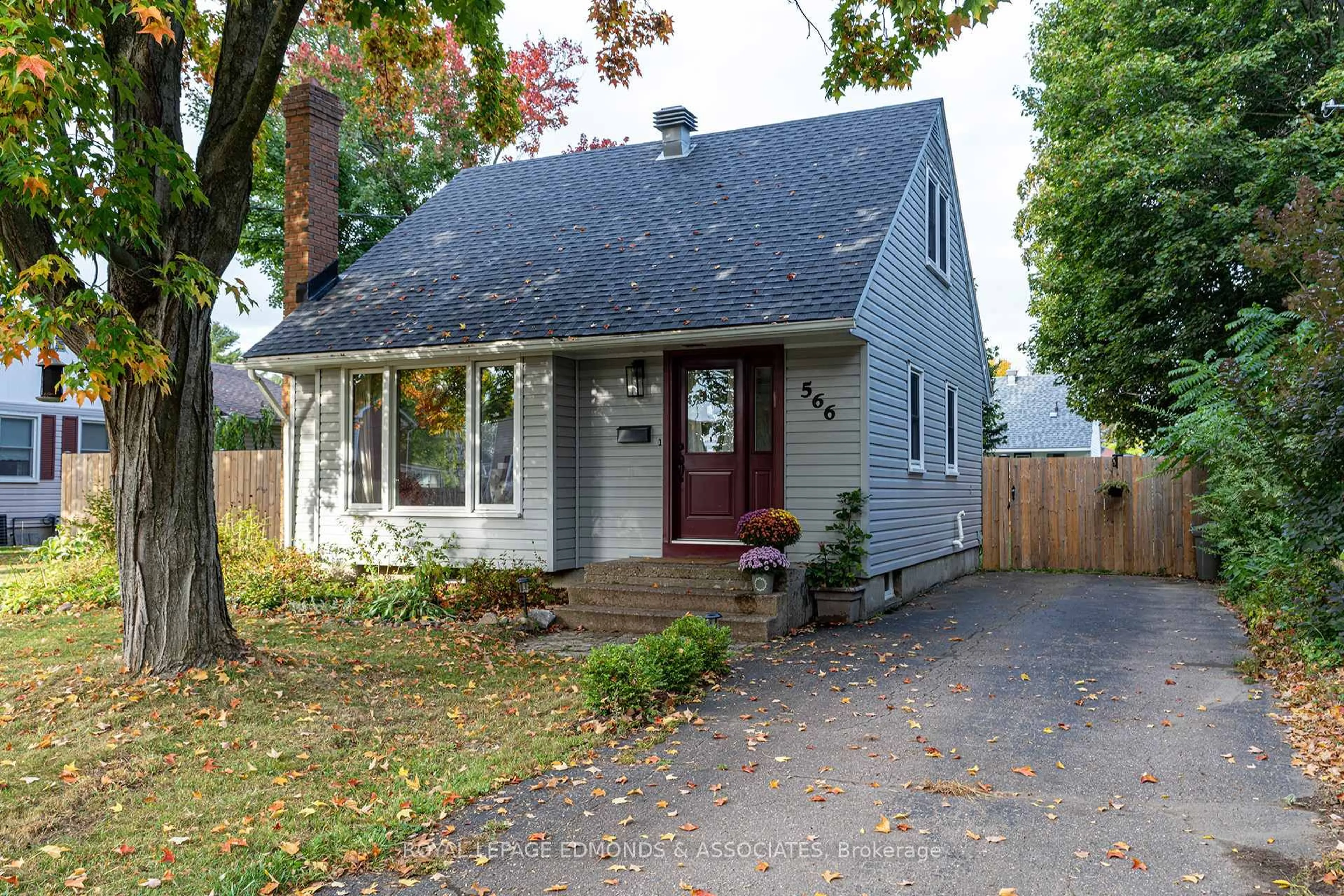 Home with vinyl exterior material, street for 566 Elizabeth St, Pembroke Ontario K8A 1W8