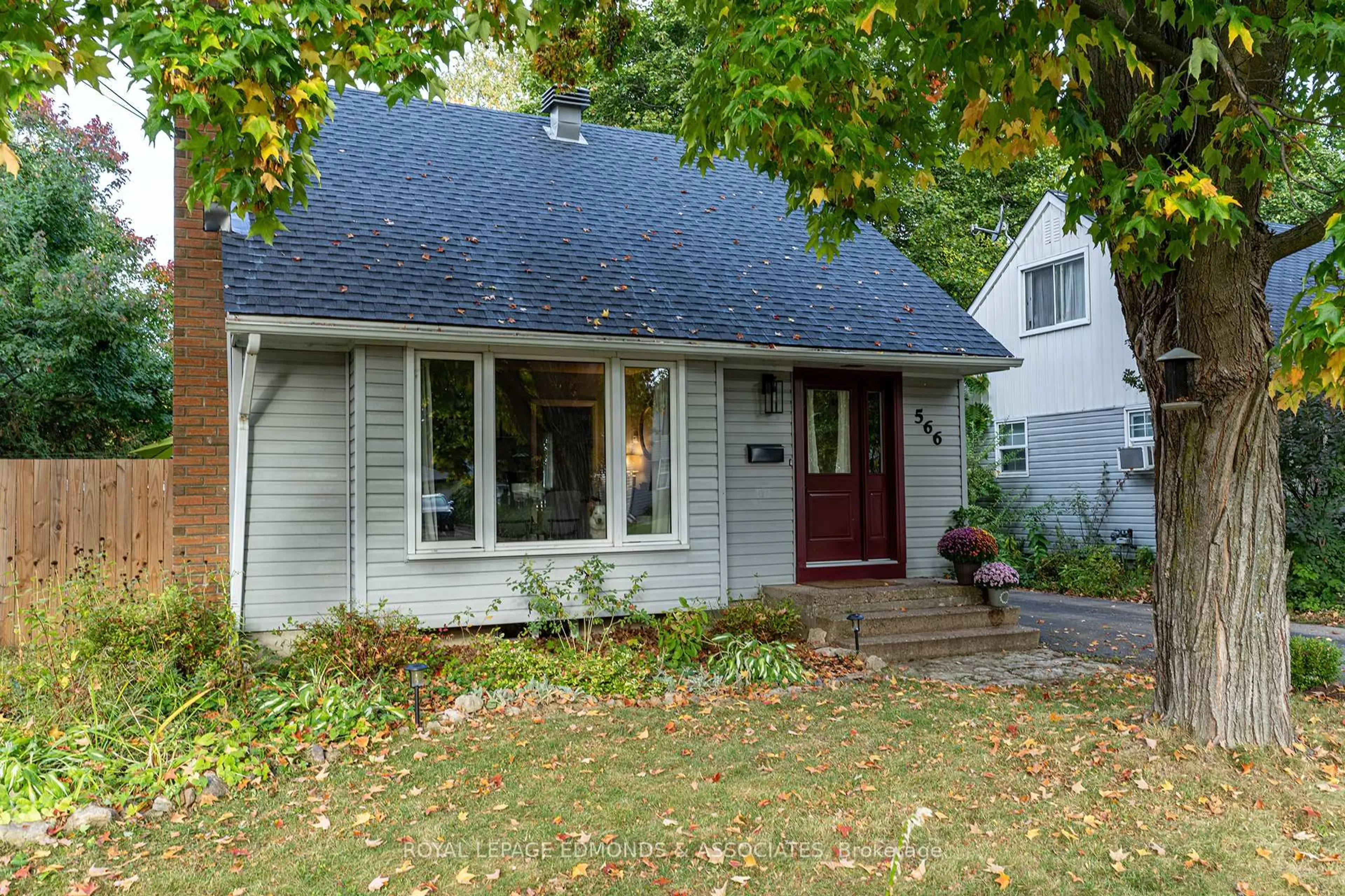 Home with vinyl exterior material, street for 566 Elizabeth St, Pembroke Ontario K8A 1W8