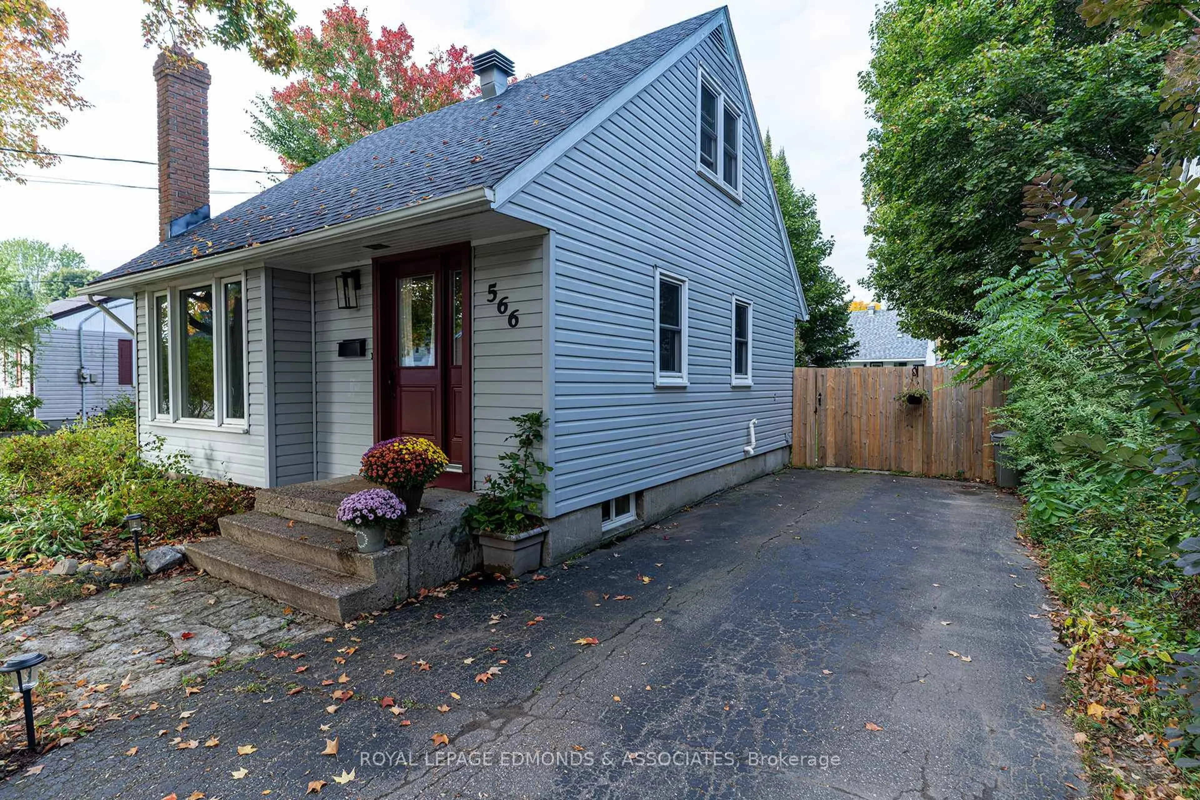 Home with vinyl exterior material, street for 566 Elizabeth St, Pembroke Ontario K8A 1W8