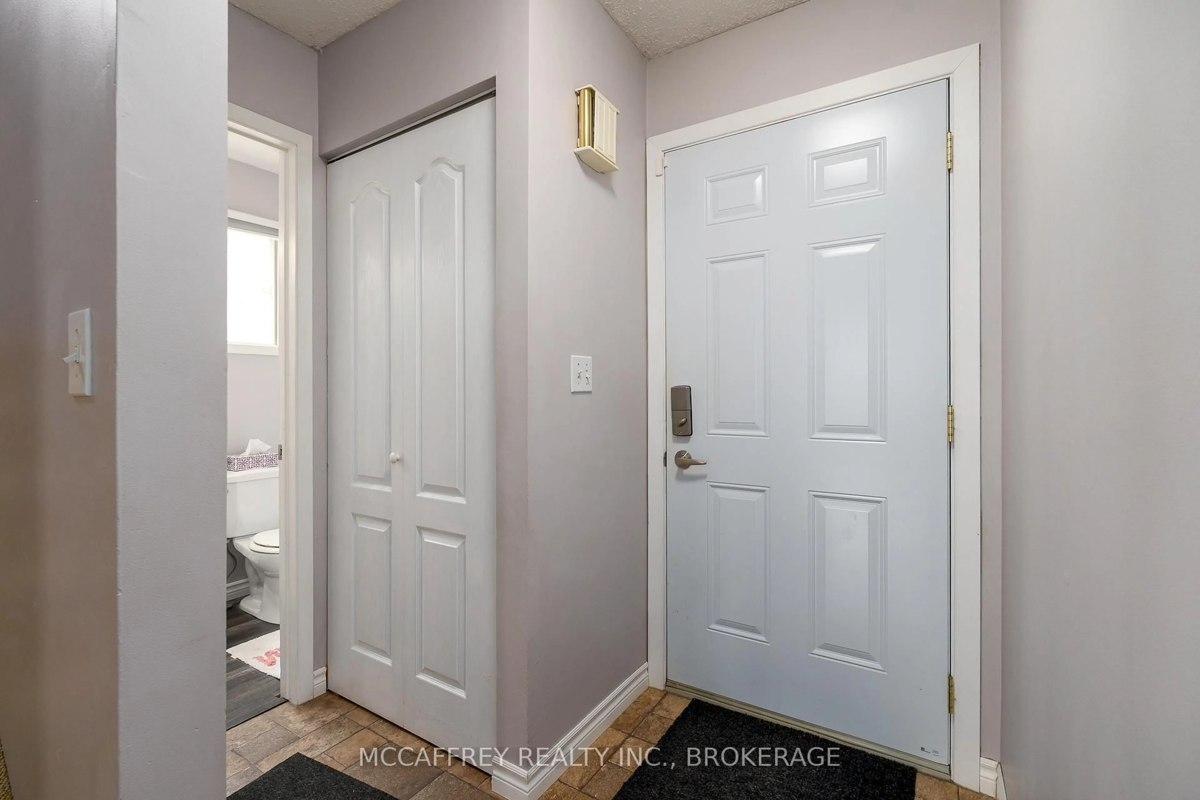Indoor entryway for 932 Heaton Rd, Kingston Ontario K7P 1Y6