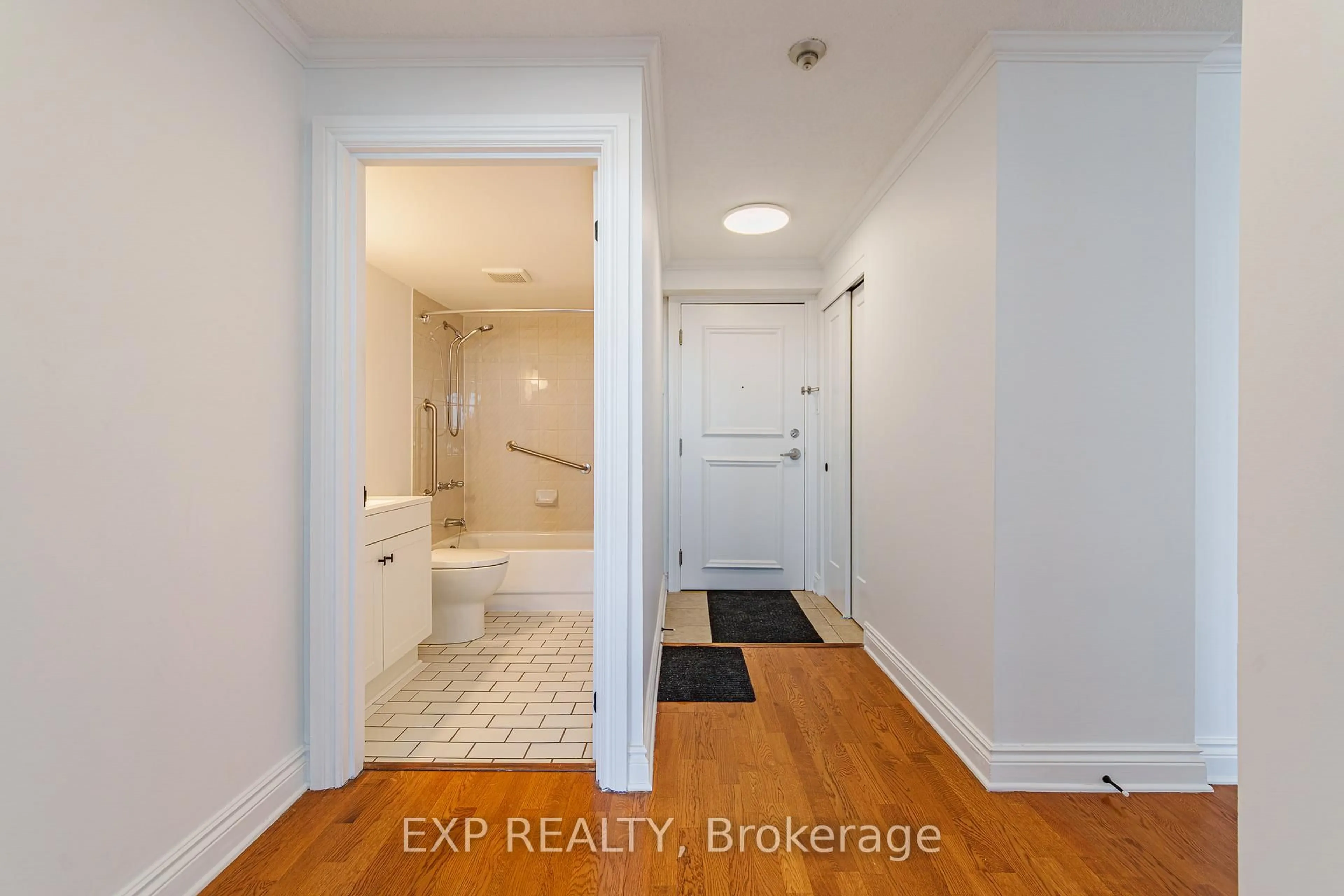 Indoor entryway for 1440 Heron Rd #1004, Ottawa Ontario K1V 0X2