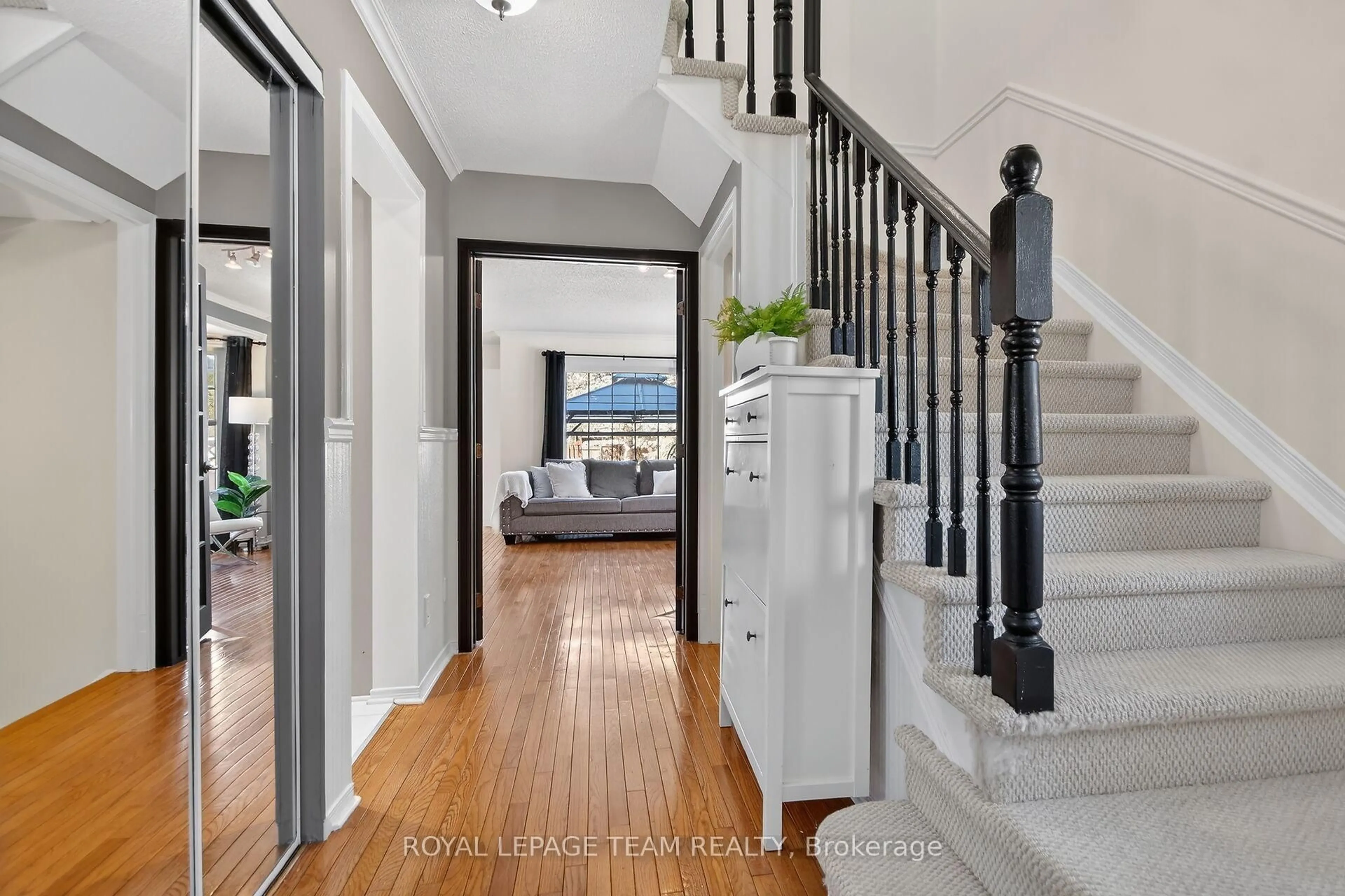 Indoor entryway for 2 Furlong Cres, Ottawa Ontario K2M 2J1