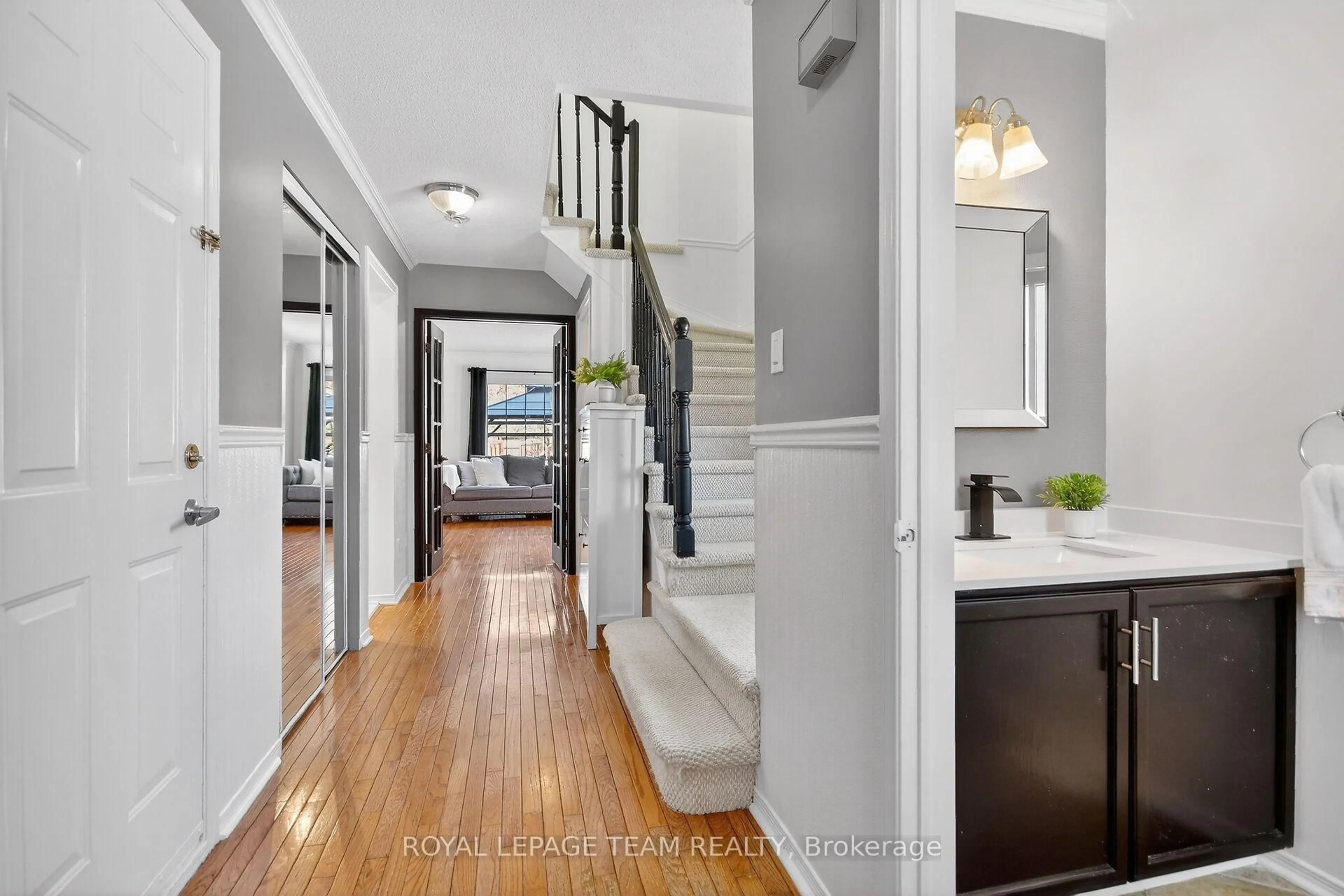 Indoor entryway for 2 Furlong Cres, Ottawa Ontario K2M 2J1