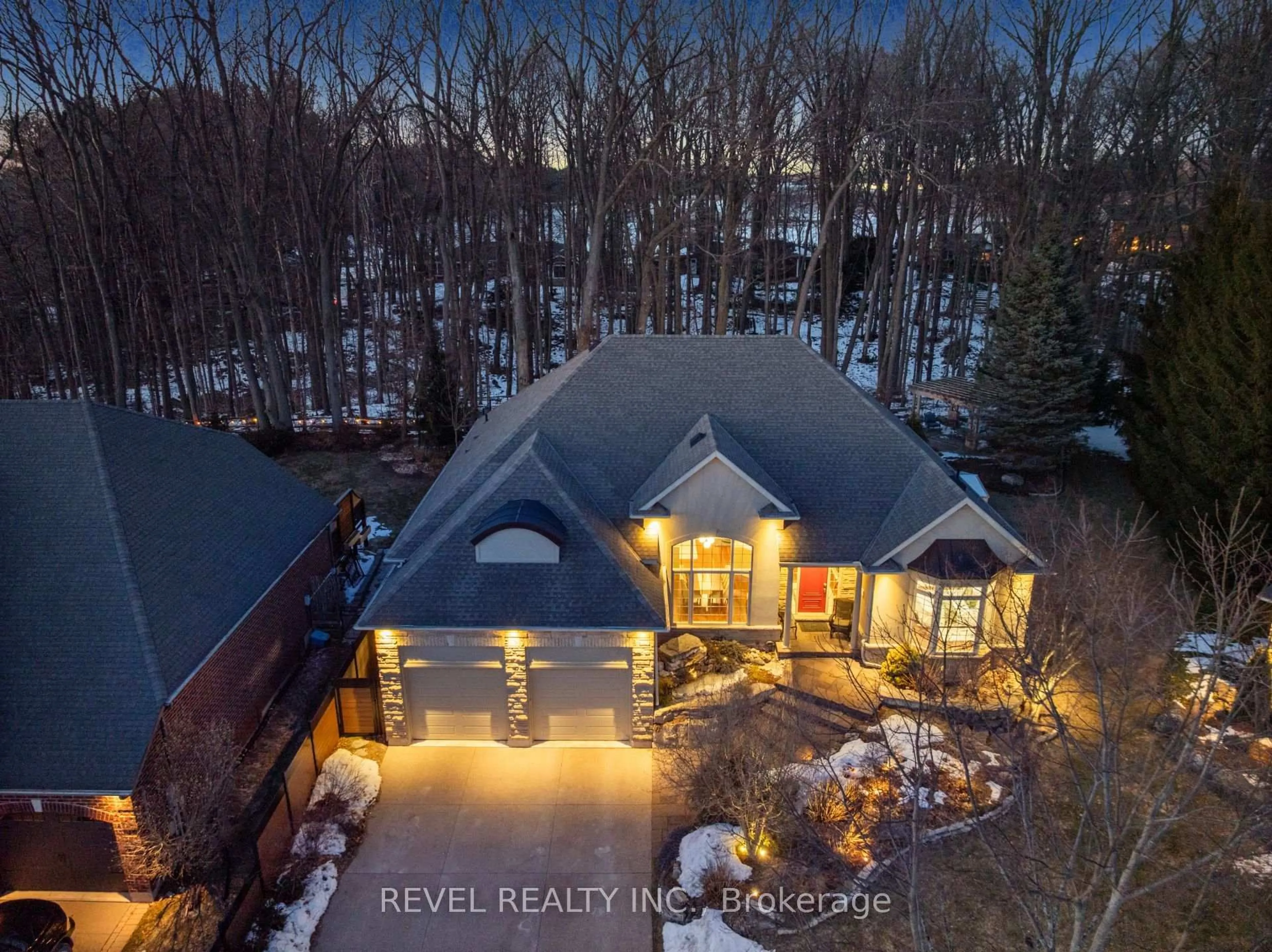 A pic from outside/outdoor area/front of a property/back of a property/a pic from drone, unknown for 15 Mansfield Dr, Pelham Ontario L0S 1C0