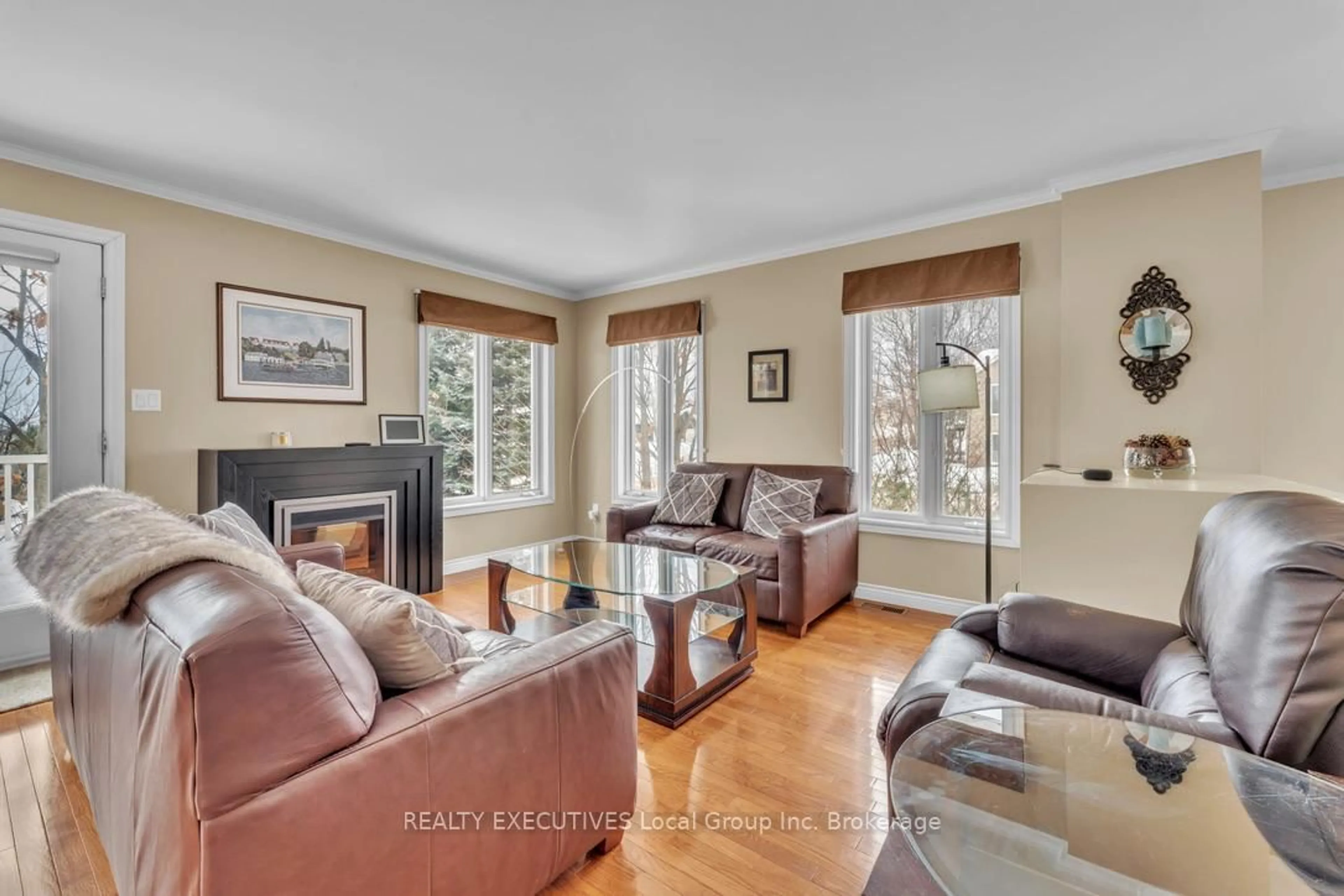 Living room with furniture, unknown for 91 Woodlands Dr, Callander Ontario P0H 1H0