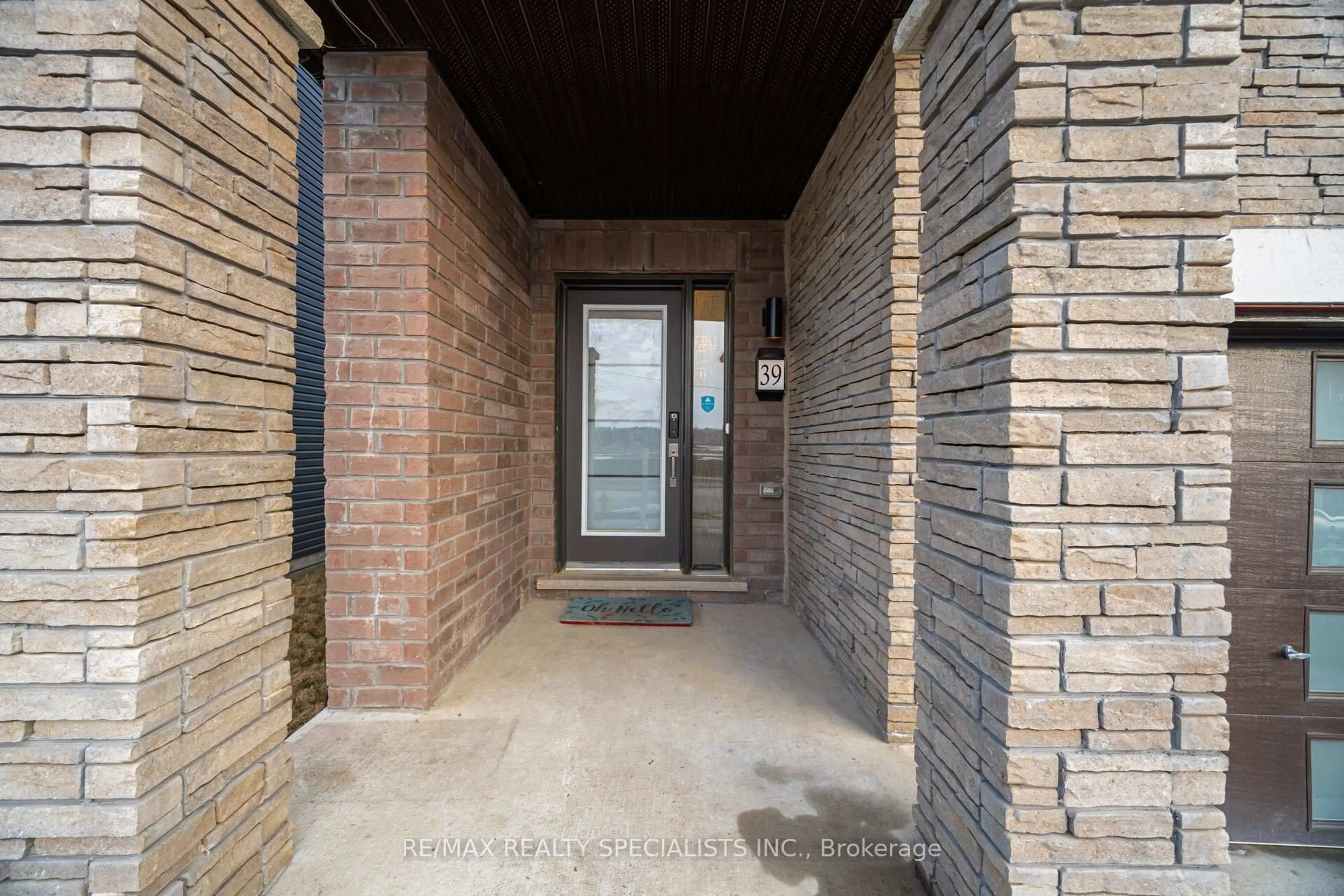 Indoor entryway for 39 Baskett St, Brantford Ontario N3T 0W4