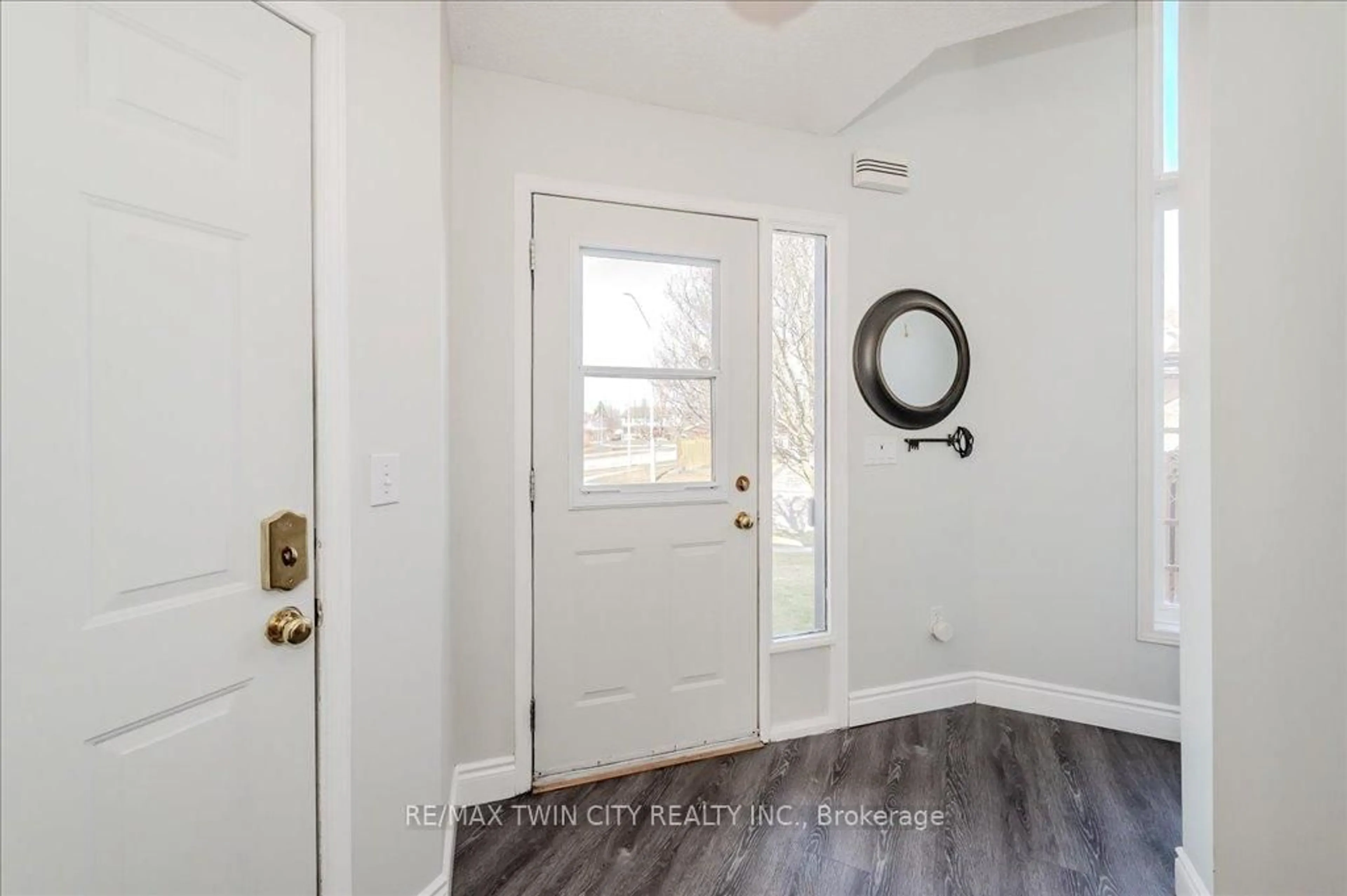 Indoor entryway for 11 Acorn Way, Cambridge Ontario N1R 8M3
