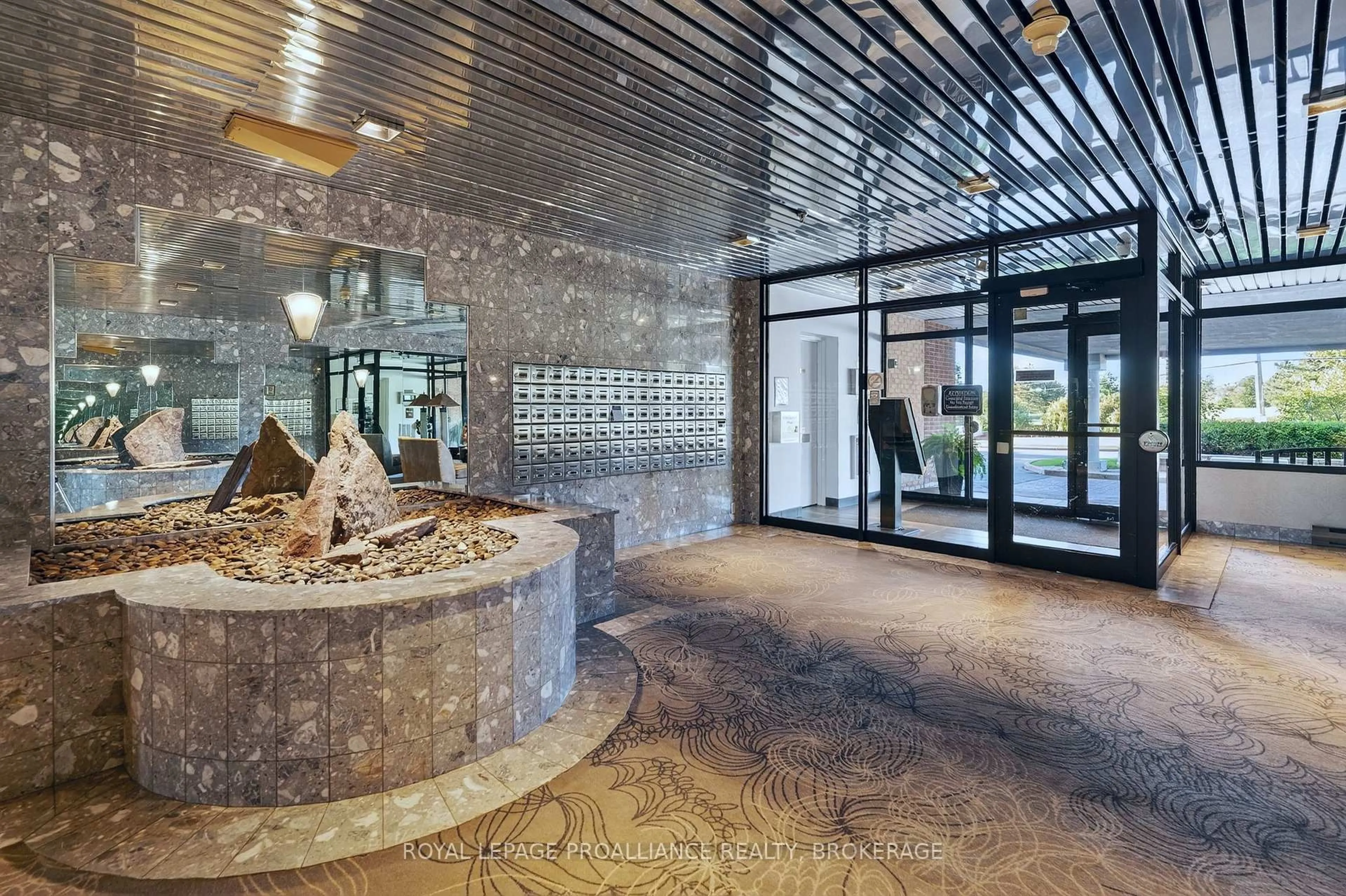 Indoor foyer for 1000 King St #404, Kingston Ontario K7M 8H3