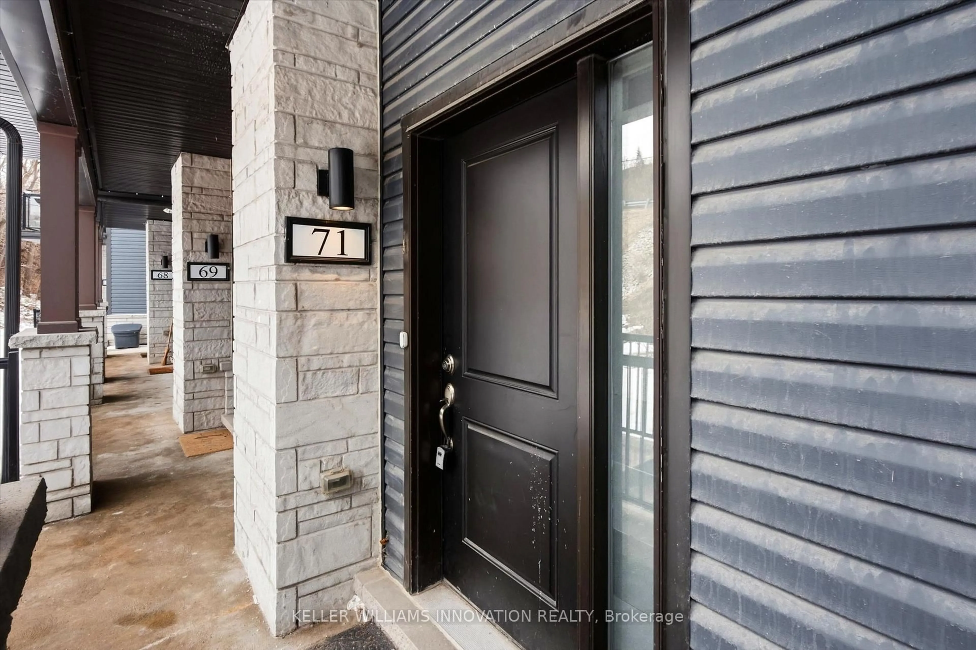 Indoor entryway for 2 Willow St #71, Brant Ontario N3L 0K7