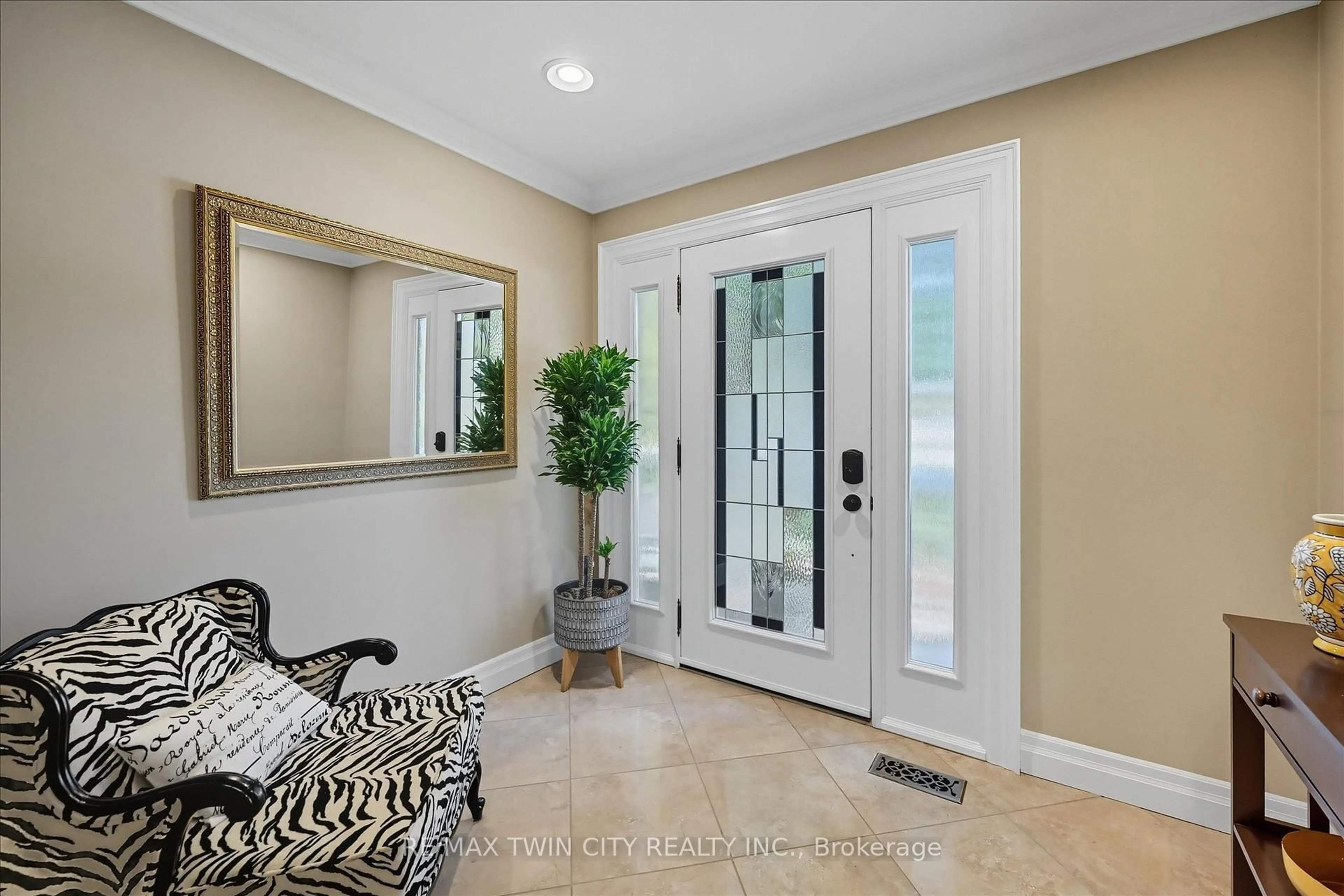 Indoor entryway for 275 Greenbriar Rd, Hamilton Ontario L9G 2V4