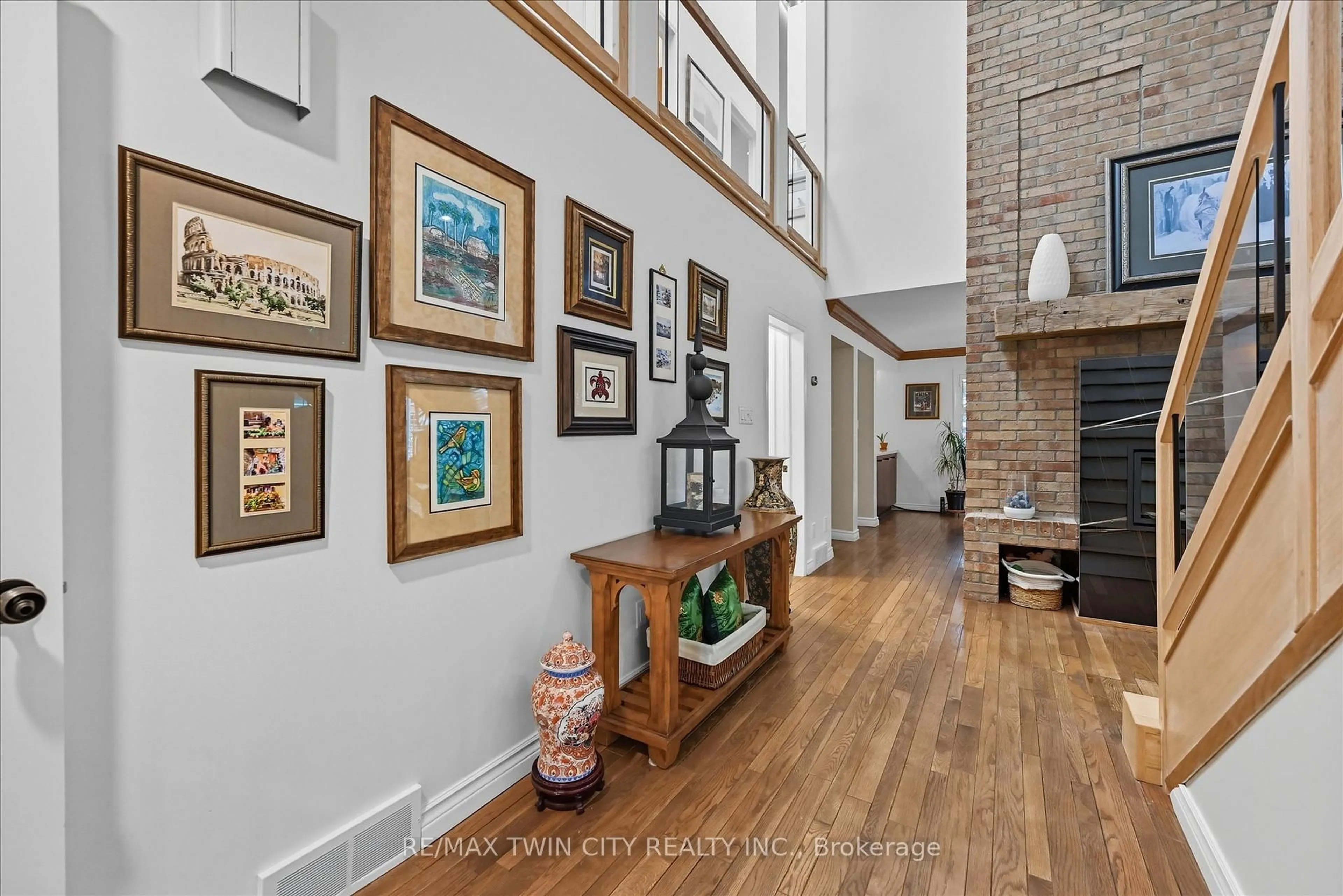 Indoor entryway for 275 Greenbriar Rd, Hamilton Ontario L9G 2V4