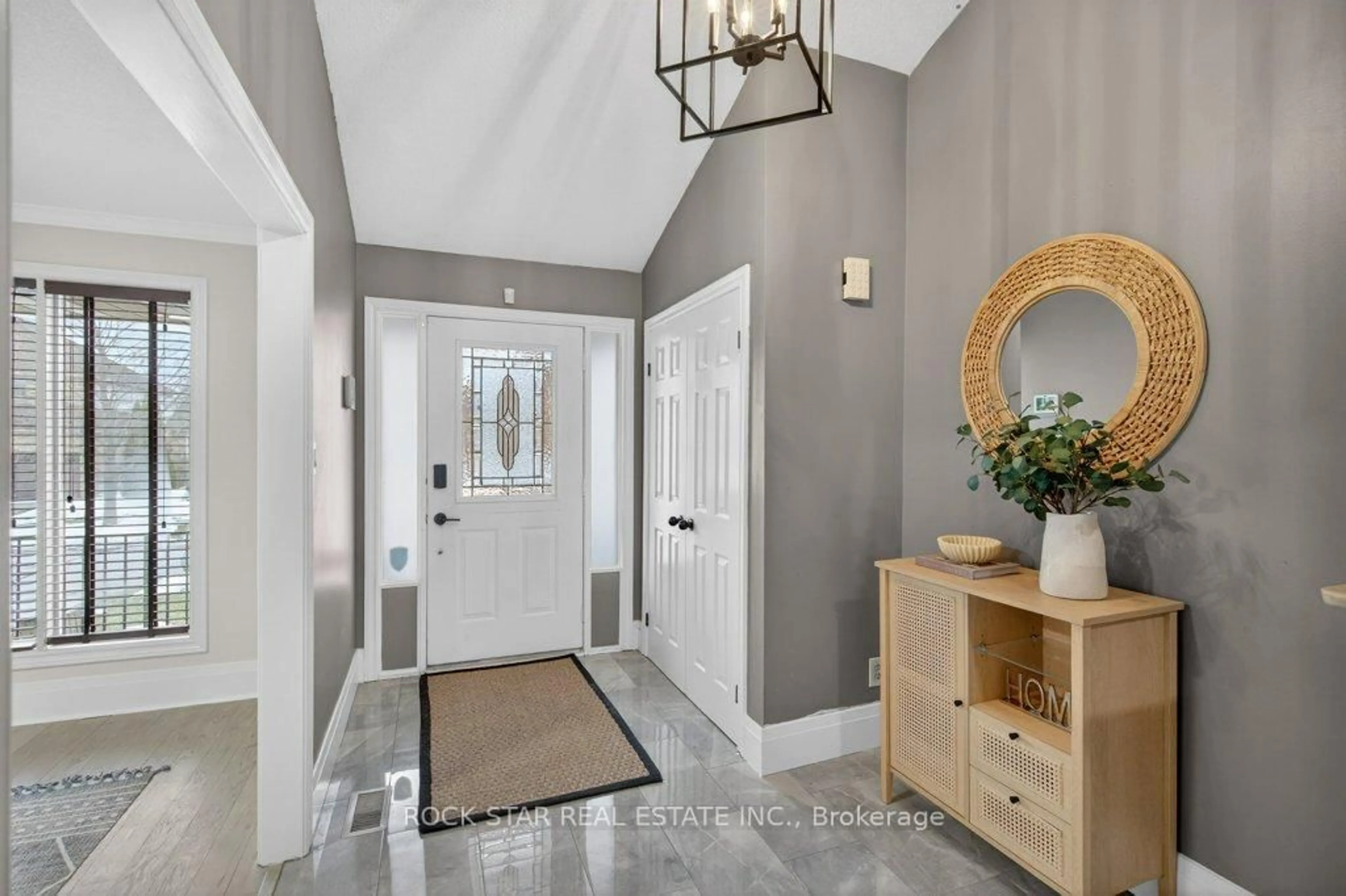 Indoor entryway for 18 HILLGARDEN Dr, Hamilton Ontario L8J 2S4