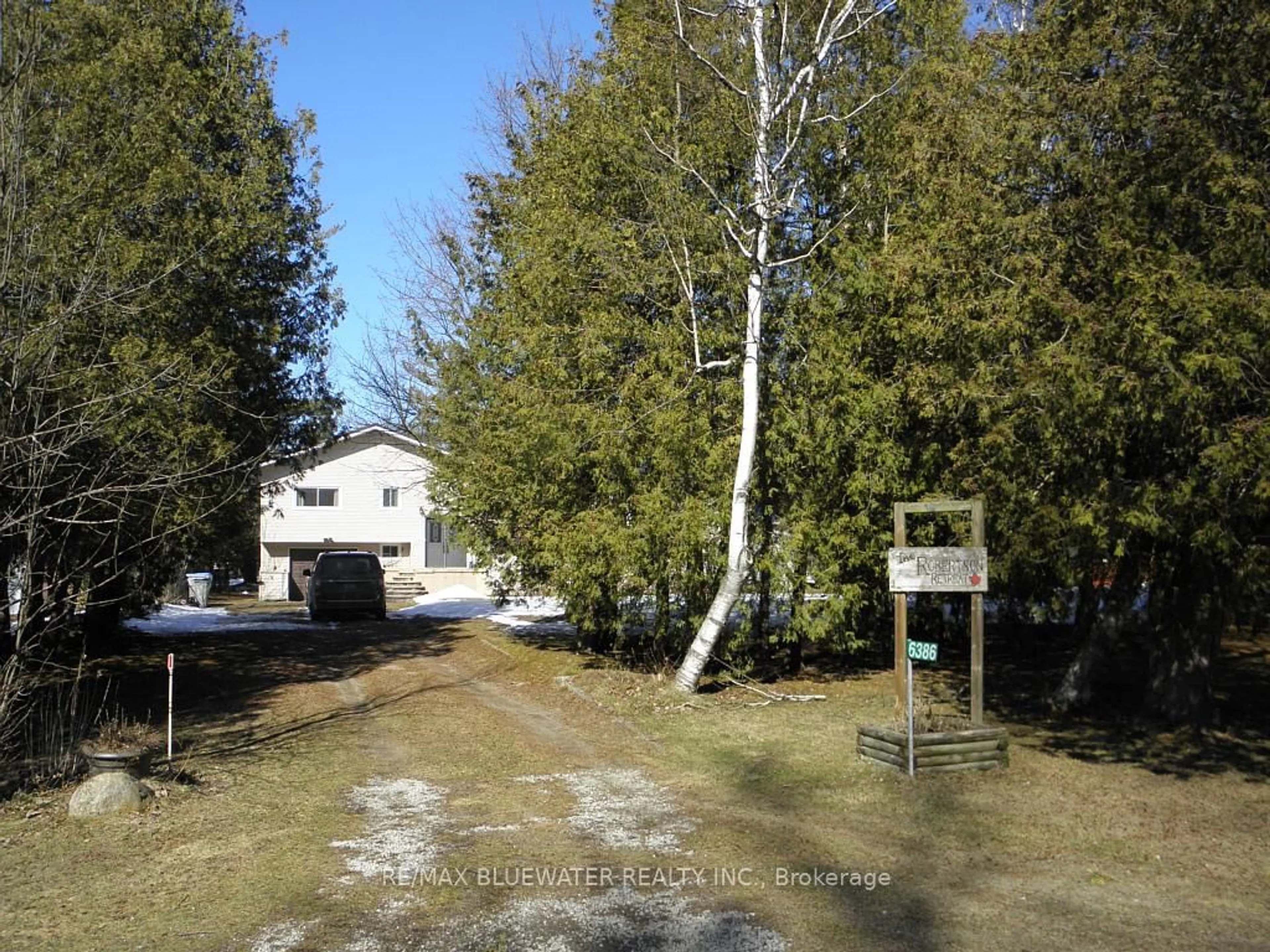 A pic from outside/outdoor area/front of a property/back of a property/a pic from drone, unknown for 6386 Victoria Ave, Lambton Shores Ontario N0N 1J2