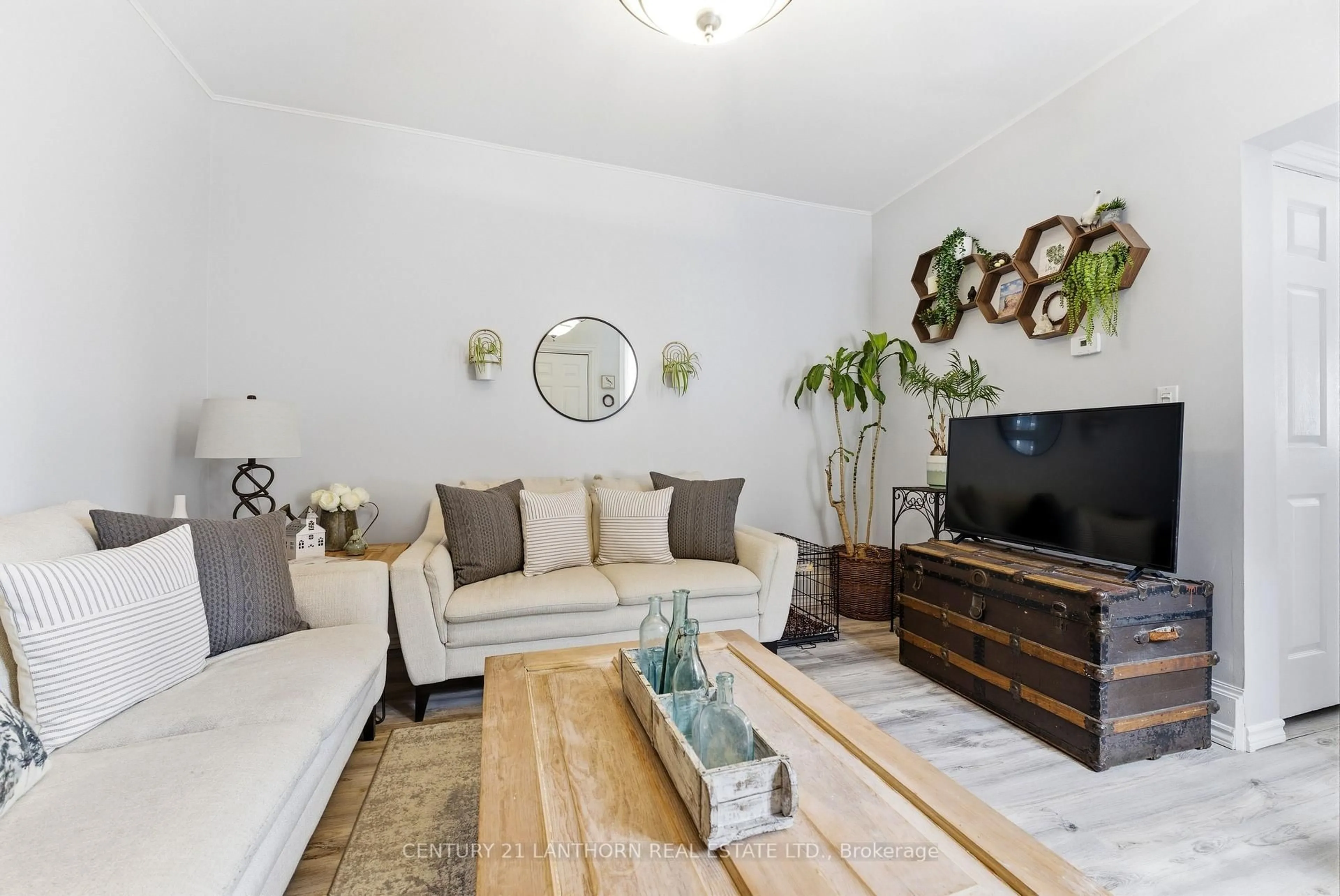 Living room with furniture, unknown for 8 Queen St, Belleville Ontario K8N 1T2