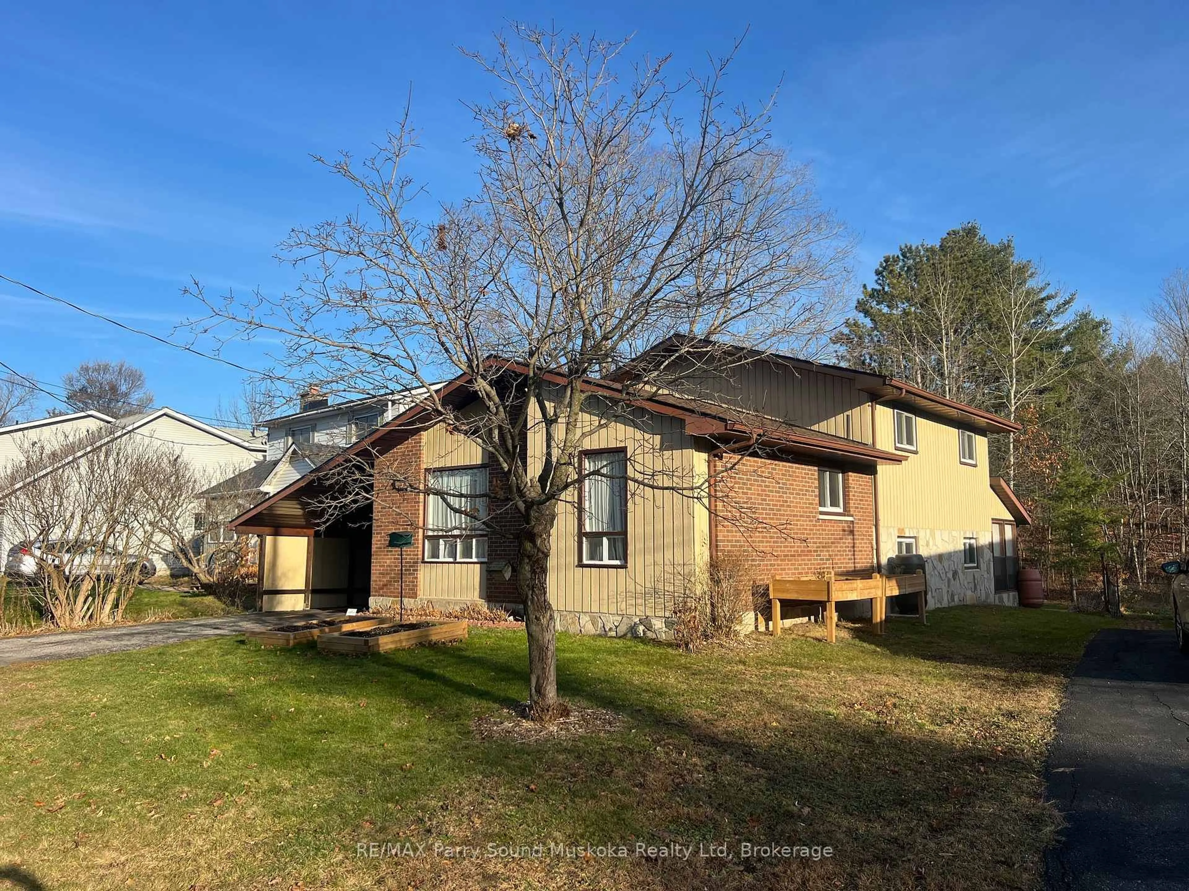 A pic from outside/outdoor area/front of a property/back of a property/a pic from drone, unknown for 28 FOREST St, Parry Sound Ontario P2A 2P9