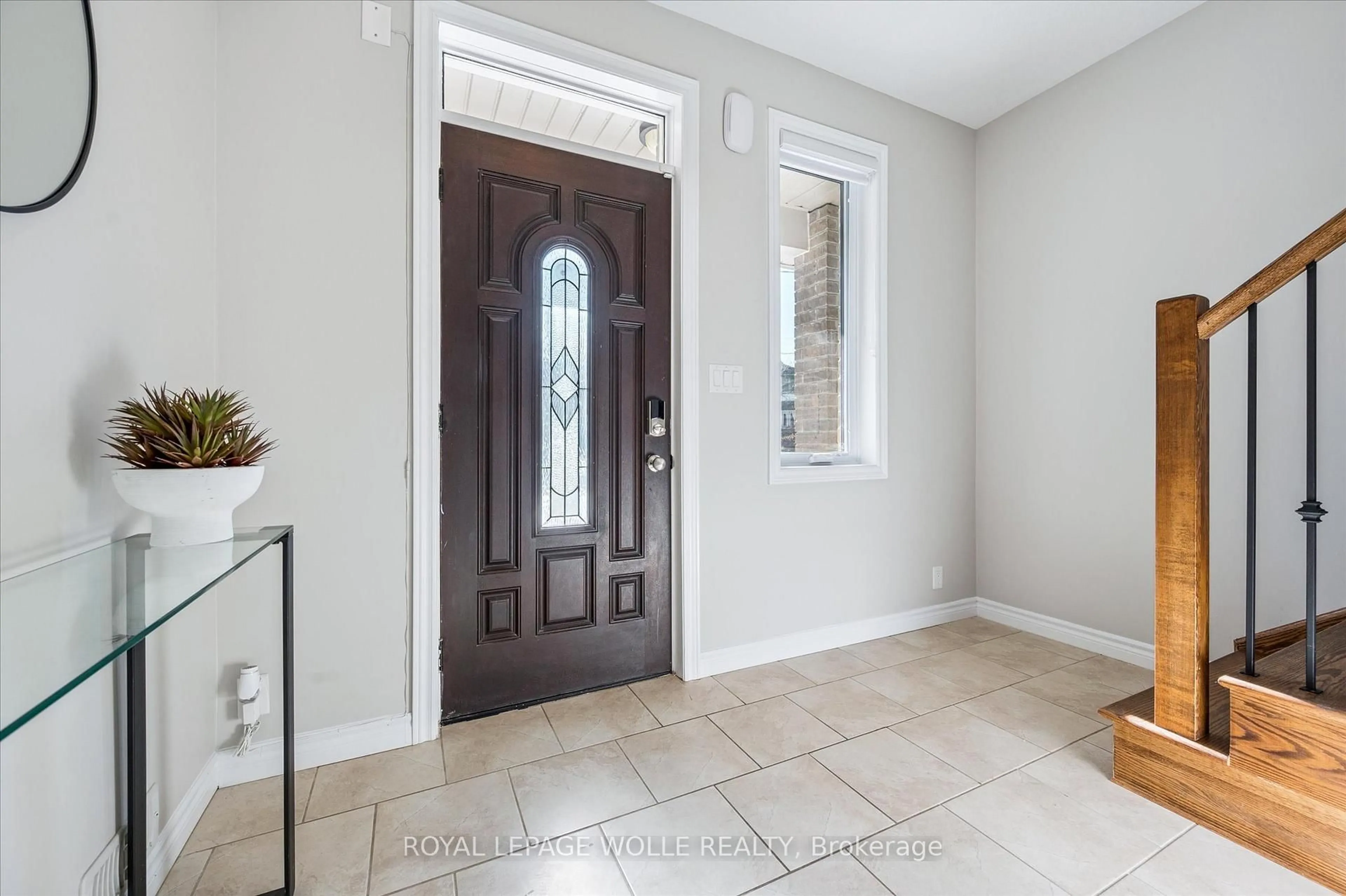 Indoor entryway for 162 Esson St, Waterloo Ontario N2L 1Z8