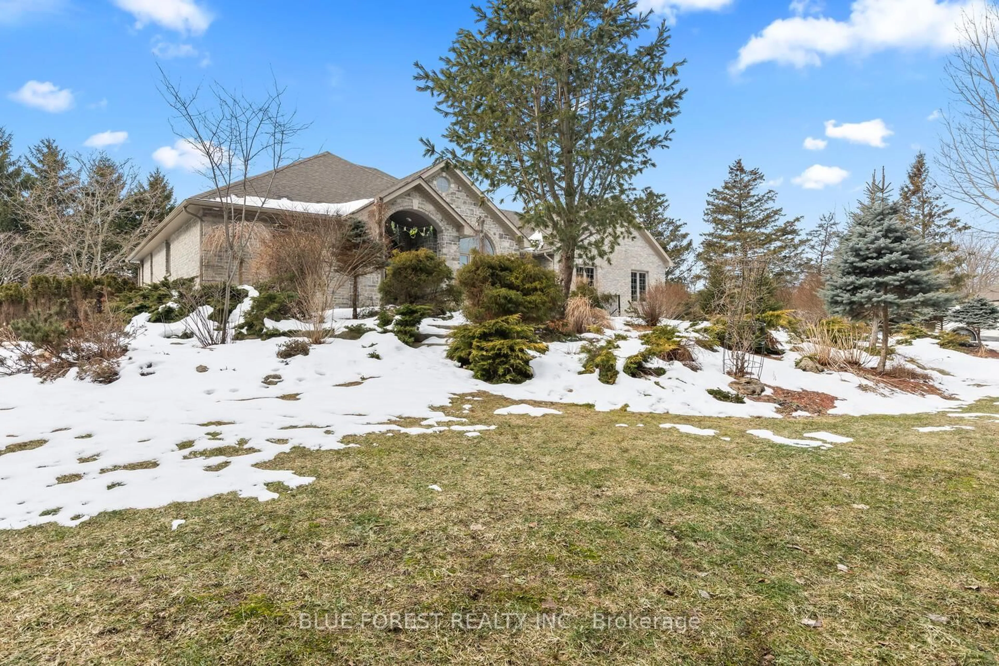 A pic from outside/outdoor area/front of a property/back of a property/a pic from drone, unknown for 1671 Hamilton Rd, London South Ontario N6M 1G5