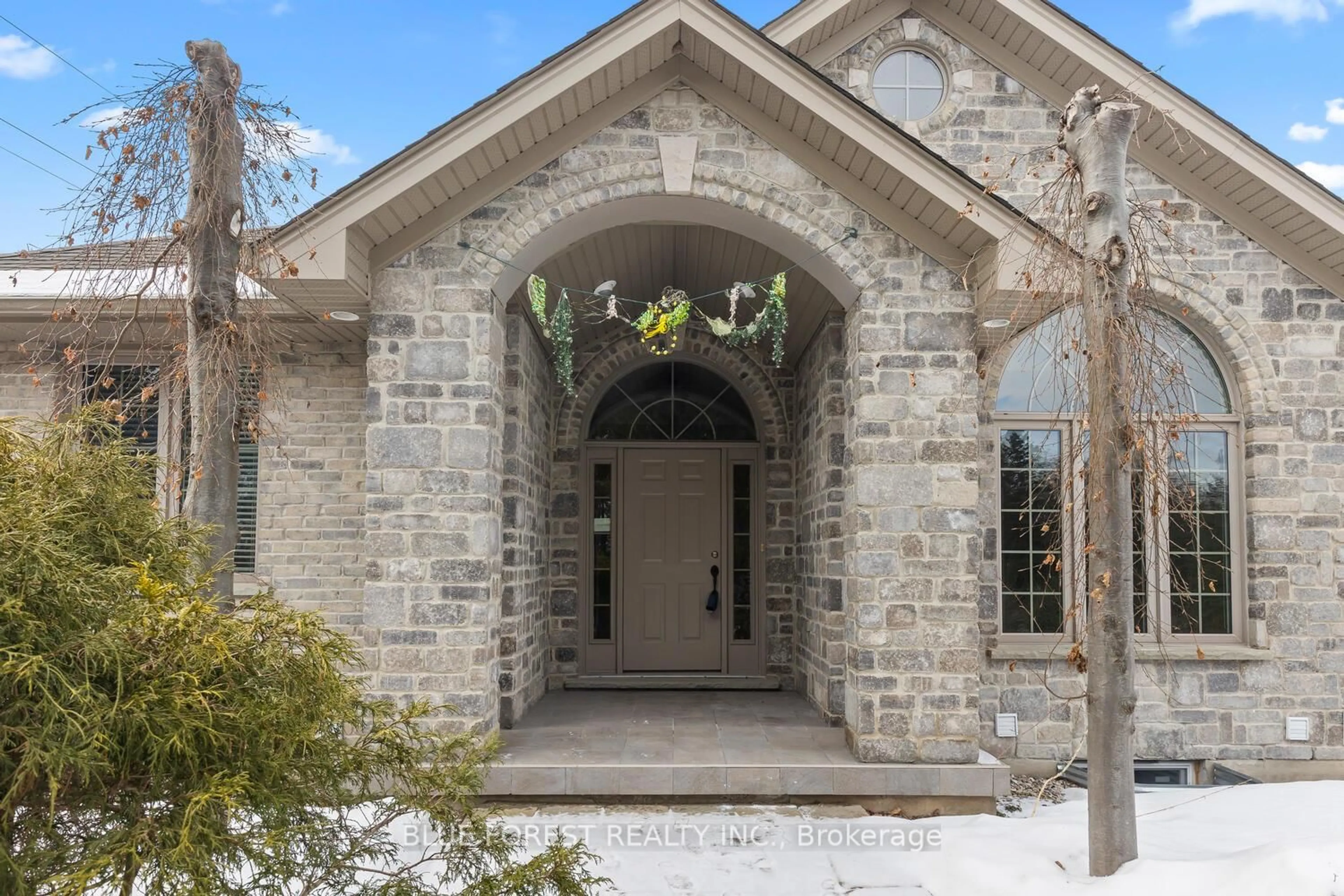 Indoor entryway for 1671 Hamilton Rd, London South Ontario N6M 1G5