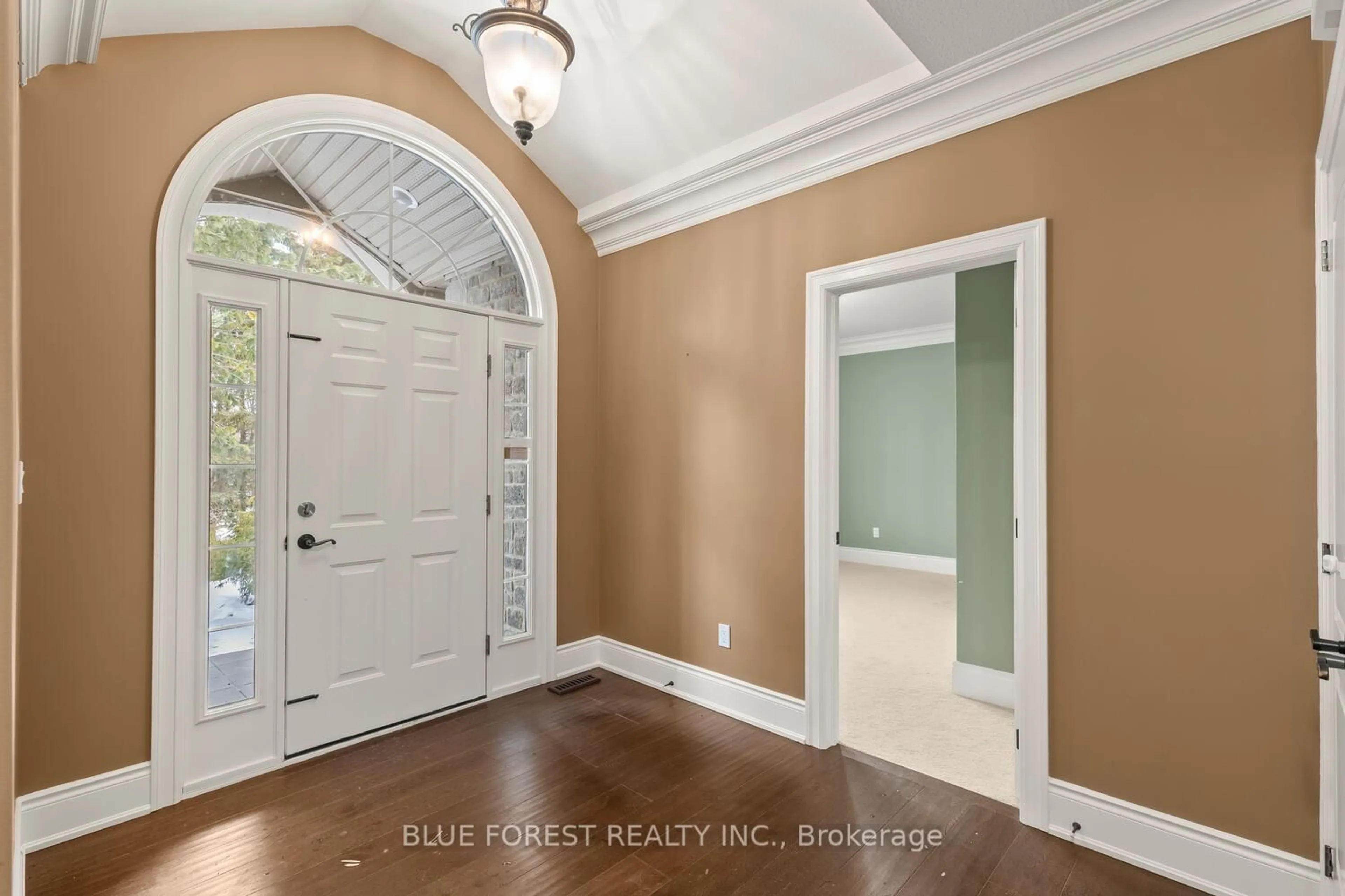Indoor entryway for 1671 Hamilton Rd, London South Ontario N6M 1G5