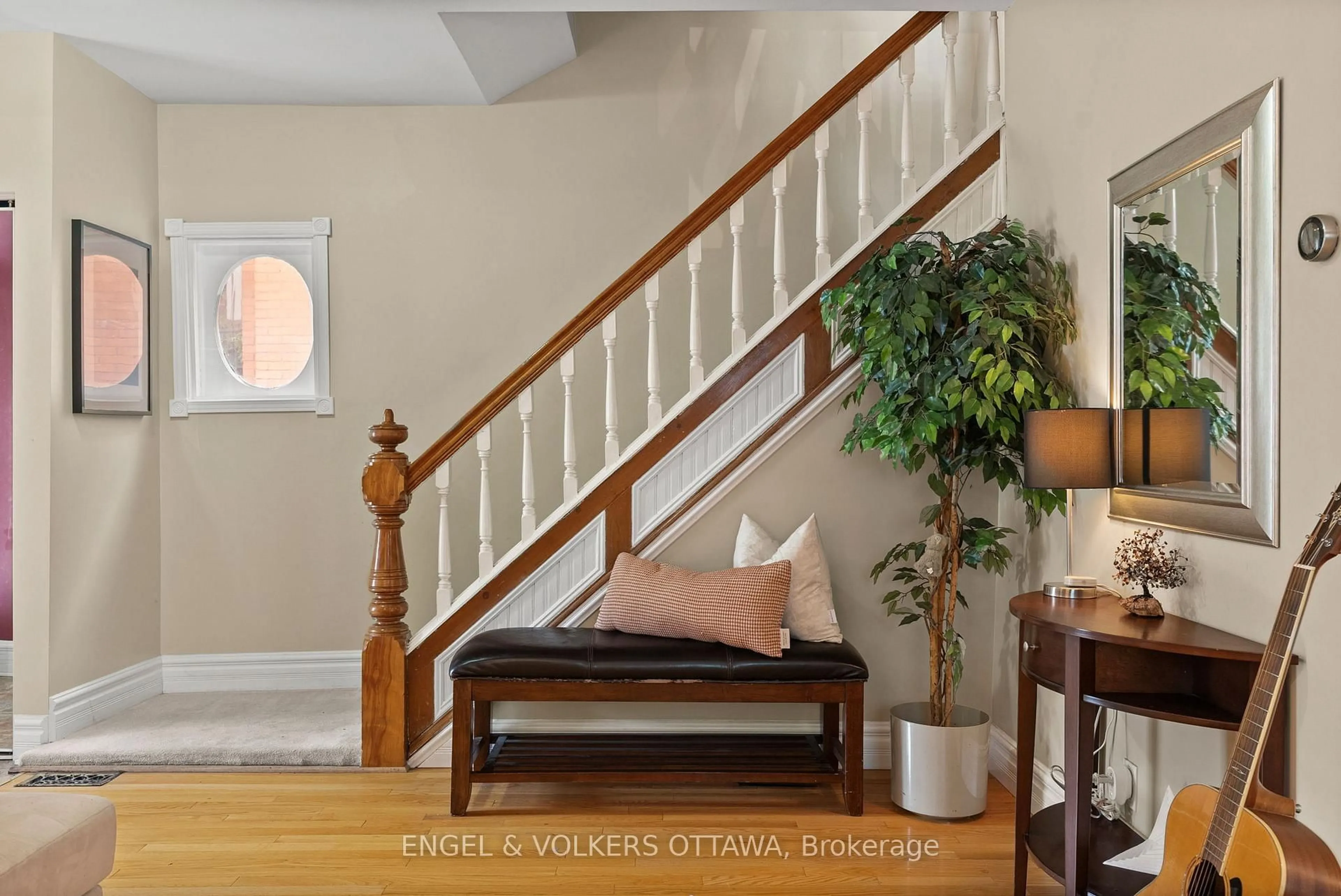 Indoor entryway for 505 Lyon St, Ottawa Ontario K1R 5X6