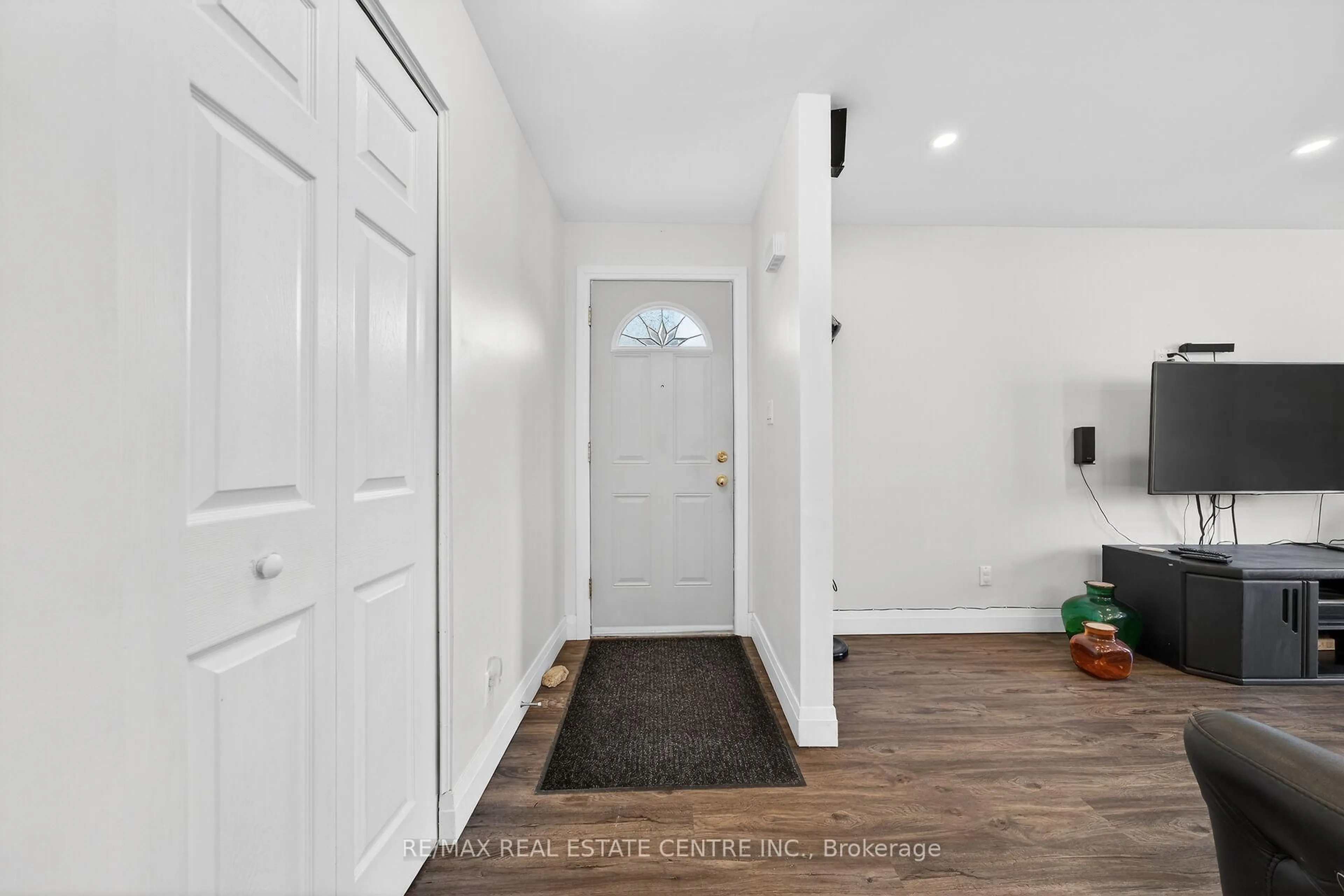 Indoor entryway for 33 Glen Vista Dr, Hamilton Ontario L8K 5V5