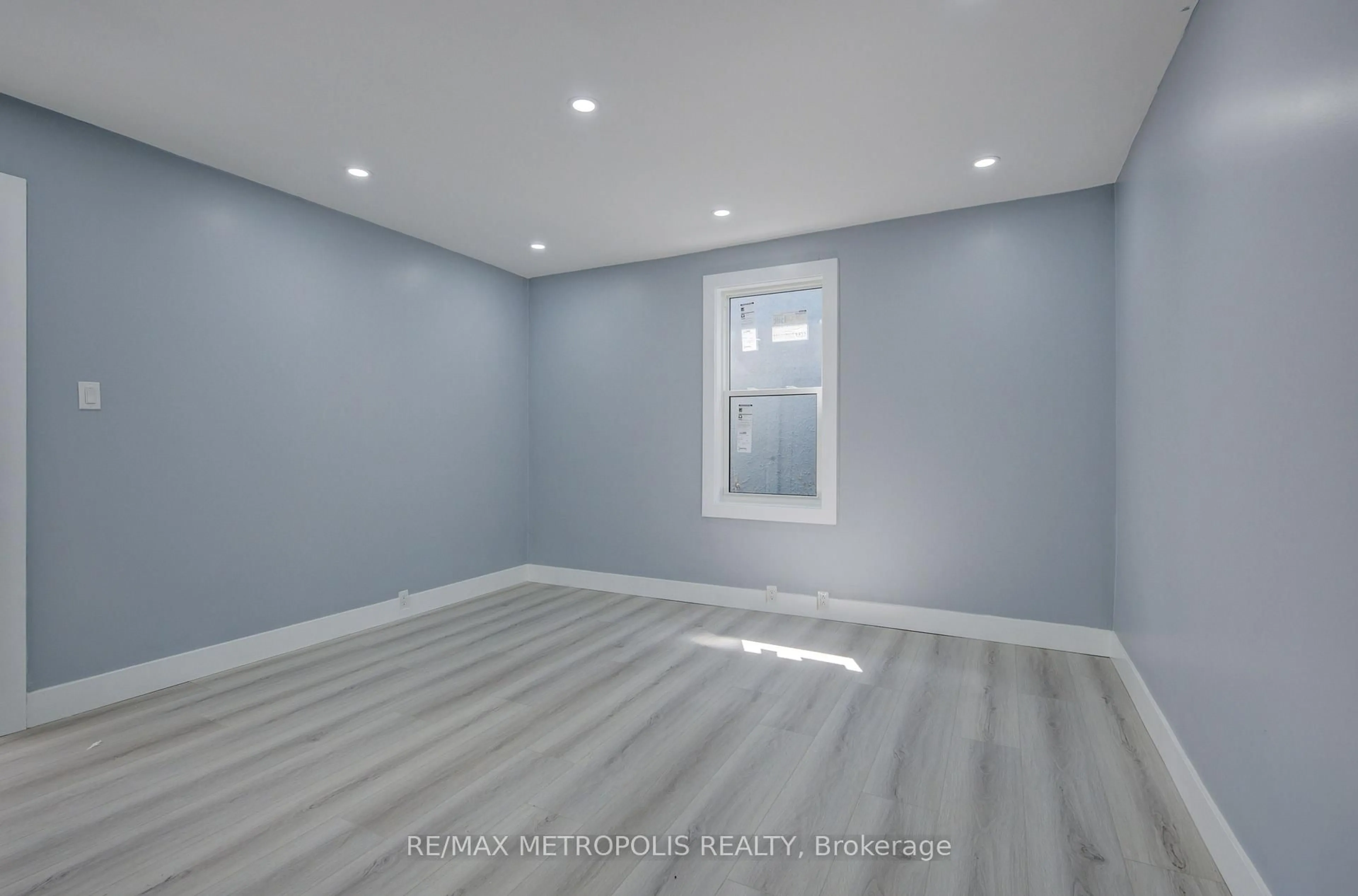 A pic of a room for 161 Kenilworth Ave, Hamilton Ontario L8H 4R9