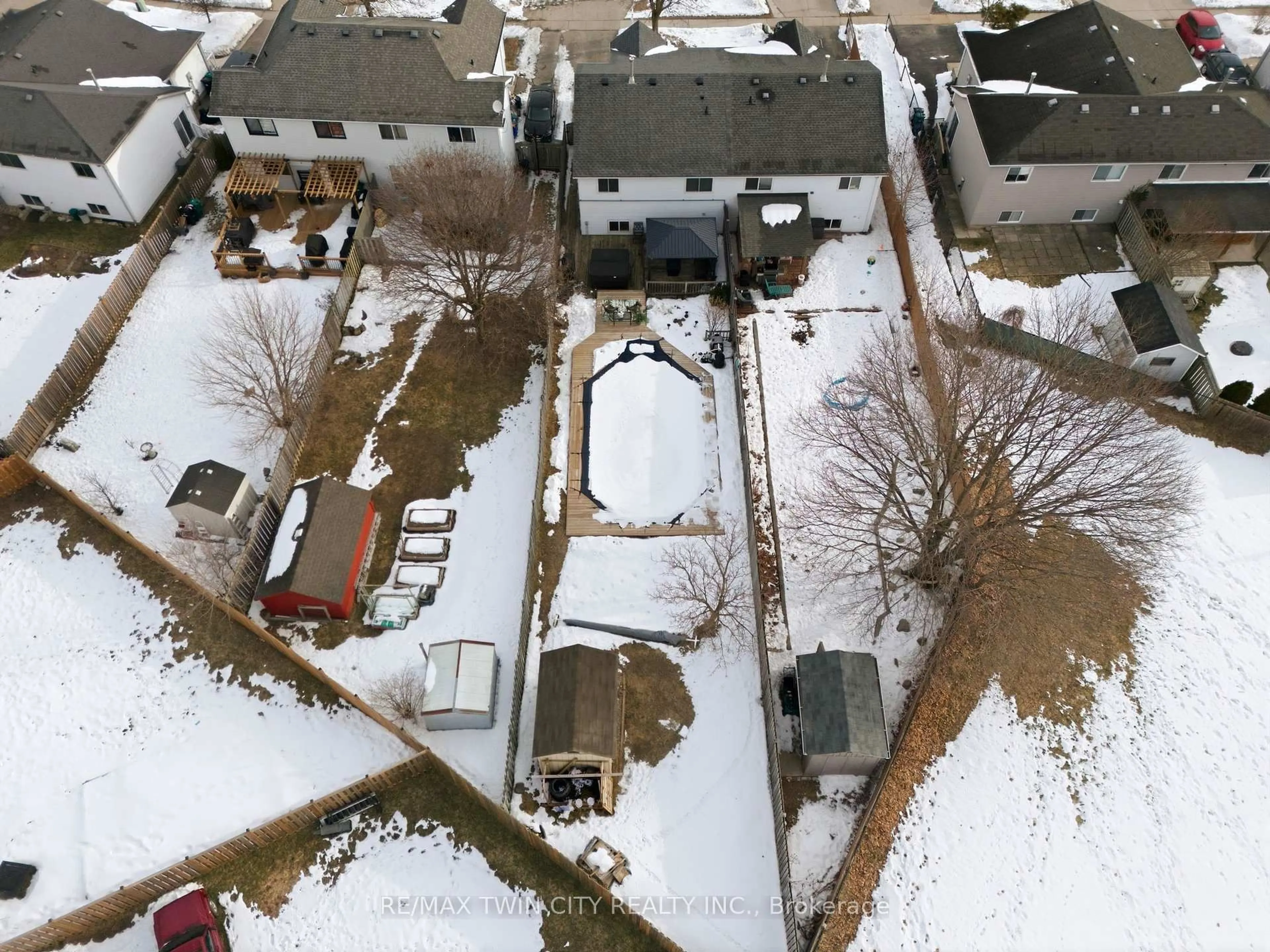 A pic from outside/outdoor area/front of a property/back of a property/a pic from drone, unknown for 530 Mortimer Dr, Cambridge Ontario N3H 5M5