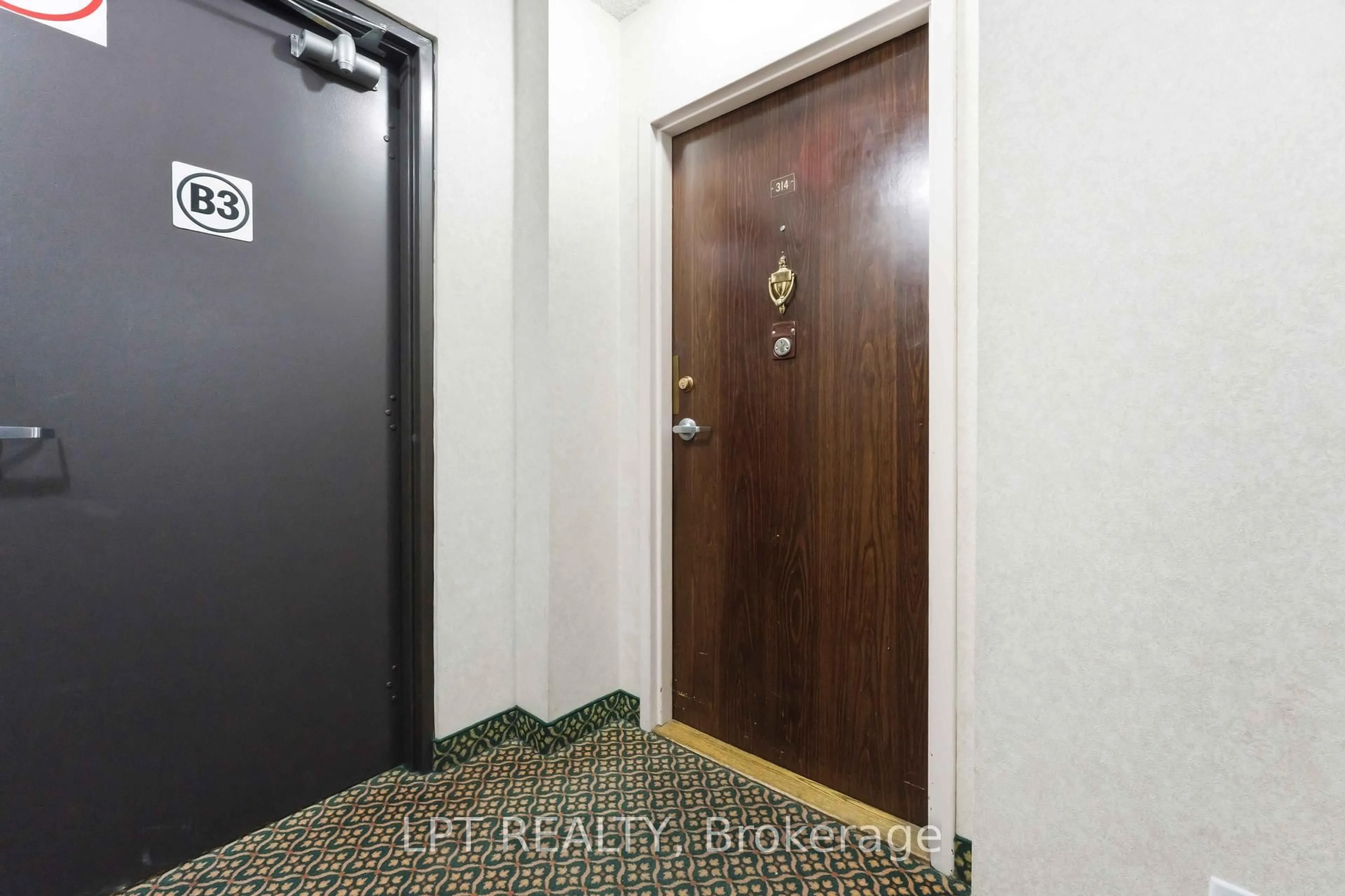Indoor entryway for 555 Brittany Dr #314, Ottawa Ontario K1K 4C5
