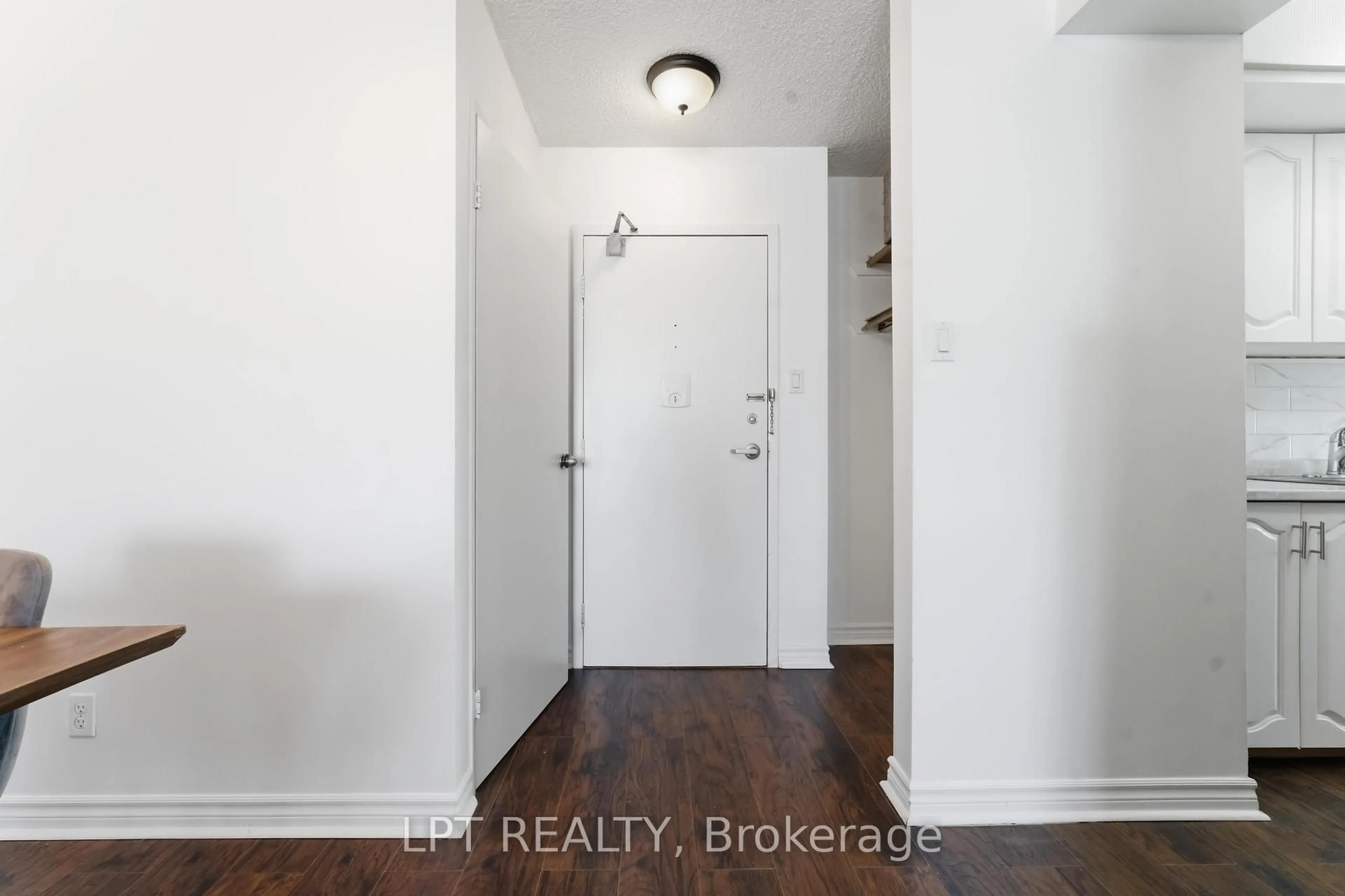 Indoor entryway for 555 Brittany Dr #314, Ottawa Ontario K1K 4C5
