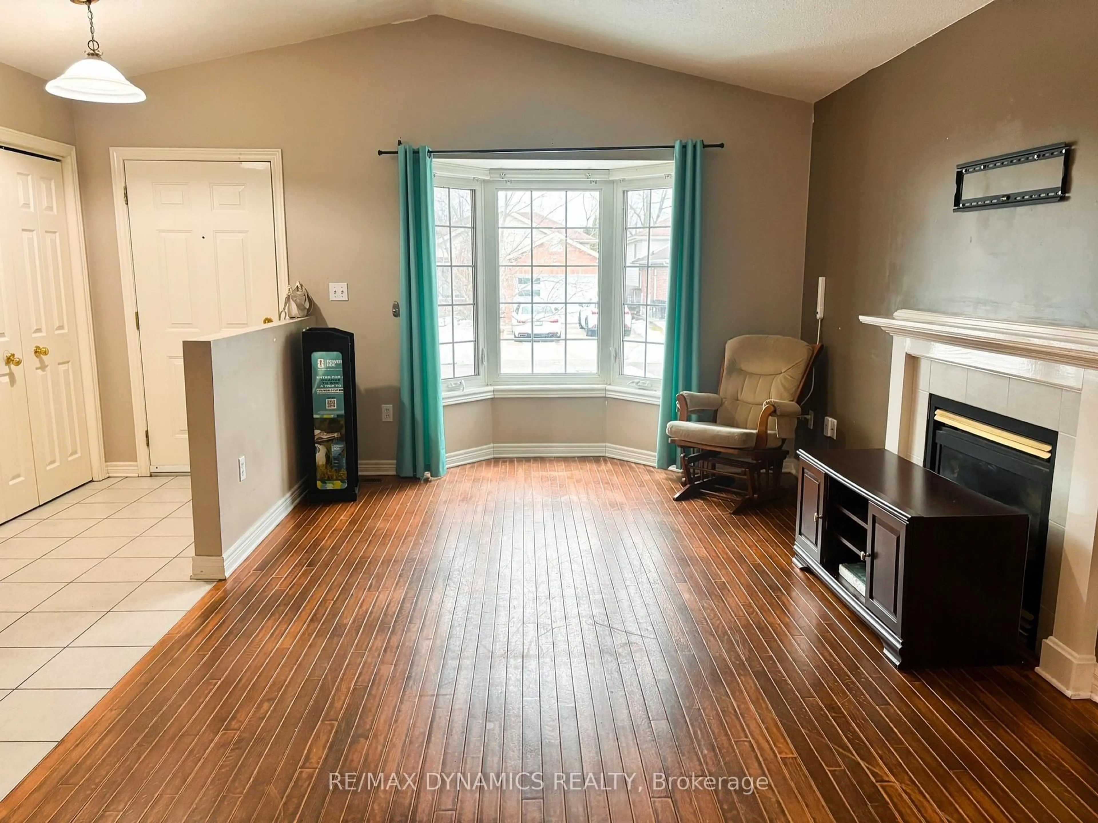 Living room with furniture, wood/laminate floor for 7984 Grossi Crt, Niagara Falls Ontario L2H 3G8