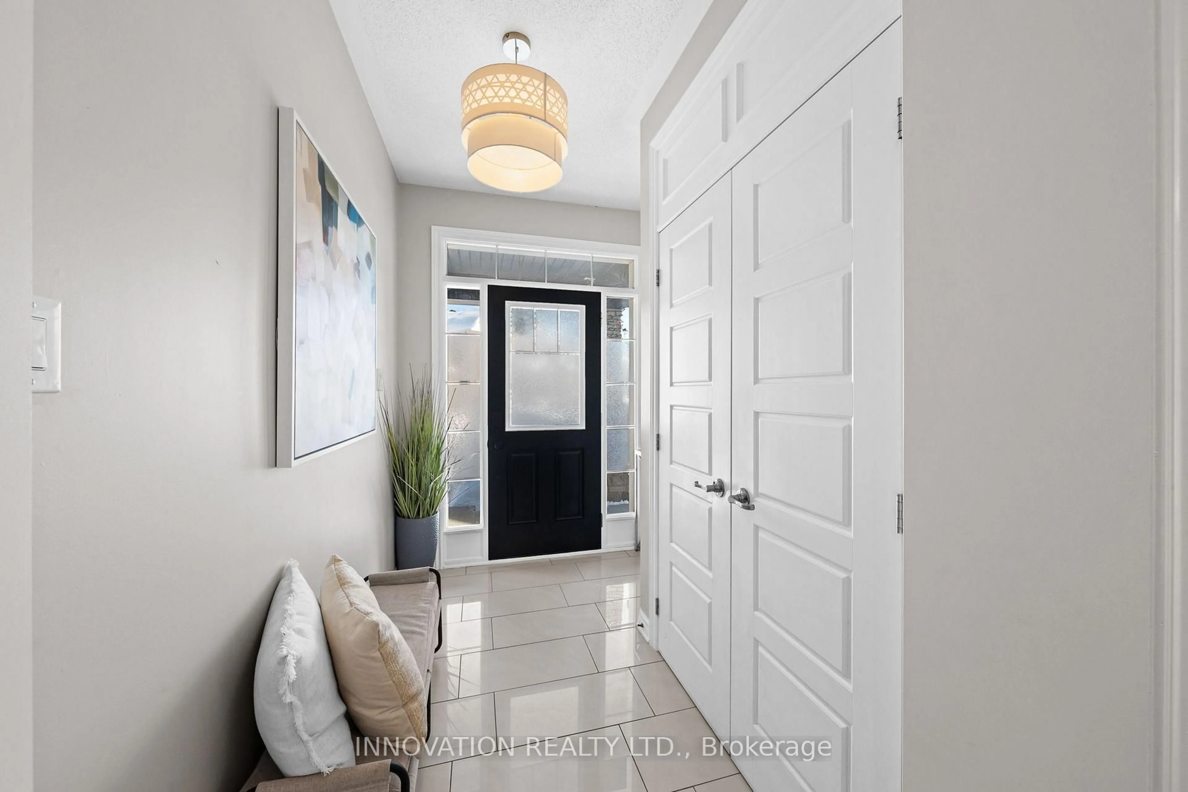 Indoor entryway for 304 Eucalyptus Circ, Ottawa Ontario K2S 0X1