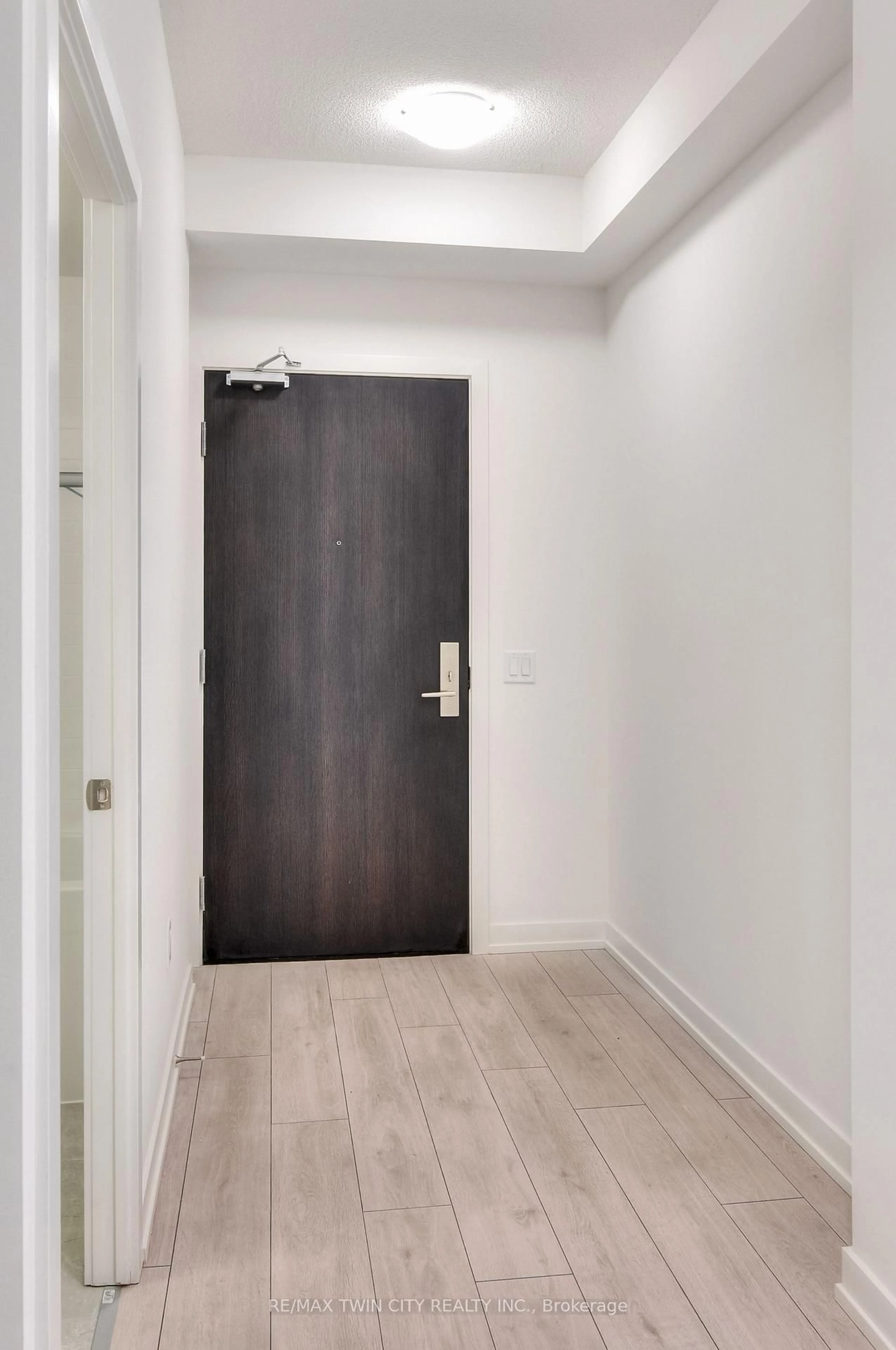 Indoor foyer for 55 Duke St #1201, Kitchener Ontario N2H 4Z1