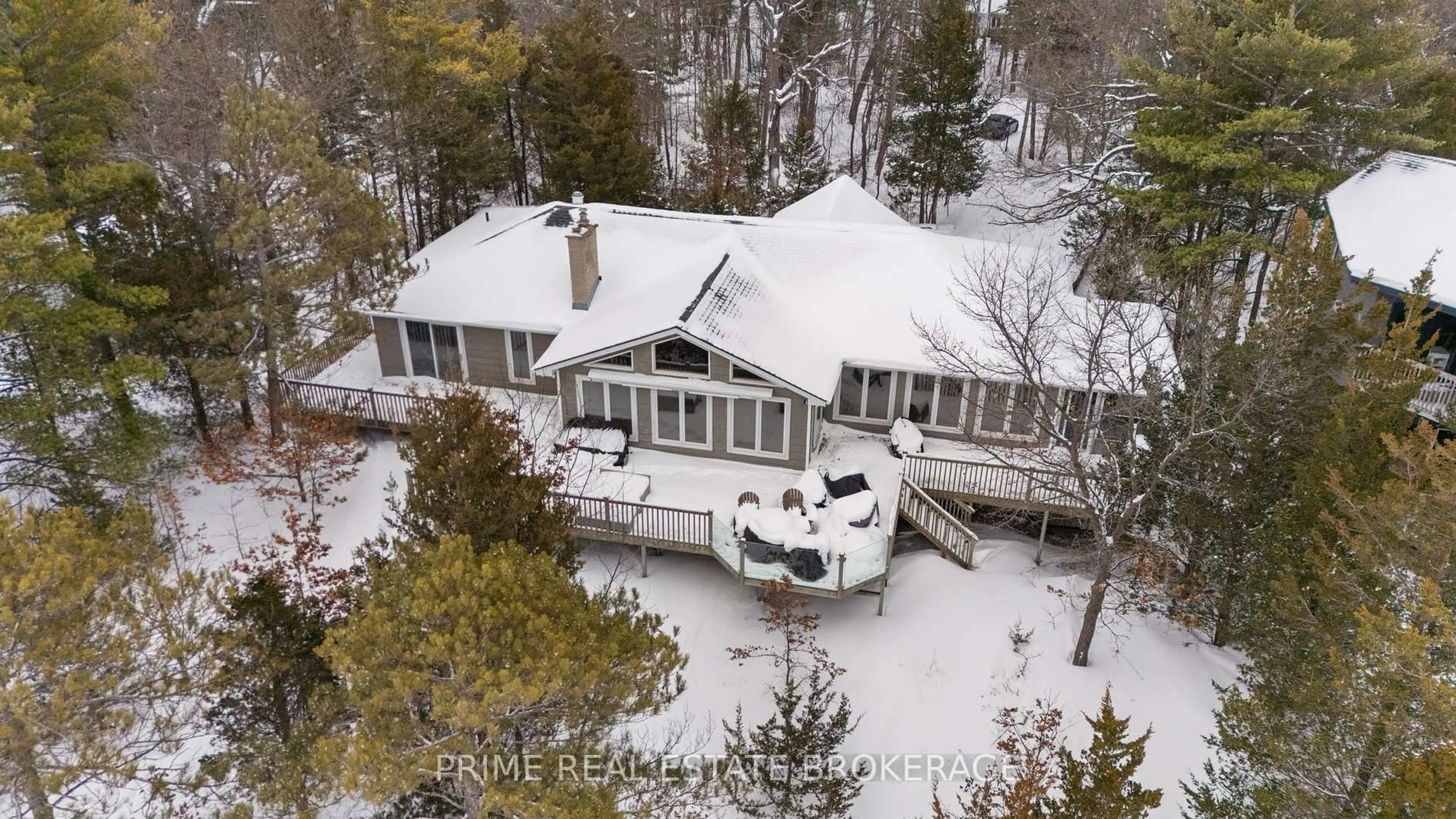 A pic from outside/outdoor area/front of a property/back of a property/a pic from drone, unknown for 9856 Huron Pl, Lambton Shores Ontario N0M 1T0