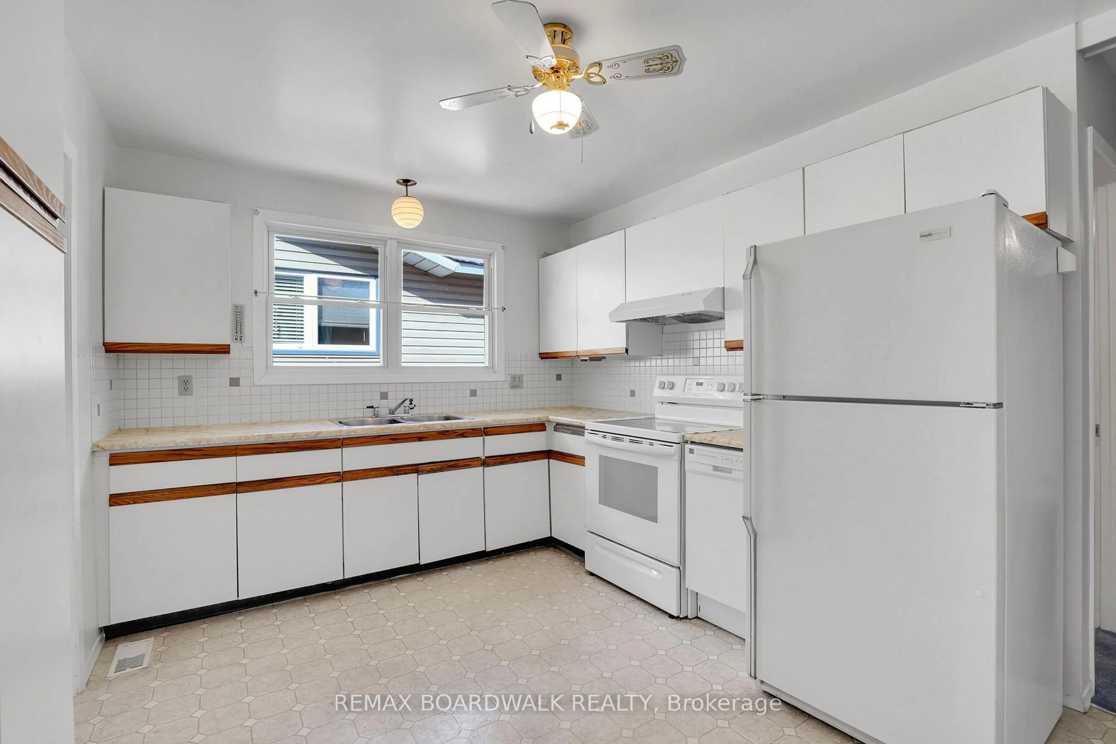 Standard kitchen, ceramic/tile floor for 116 Old Colony Rd, Ottawa Ontario K2L 1M2