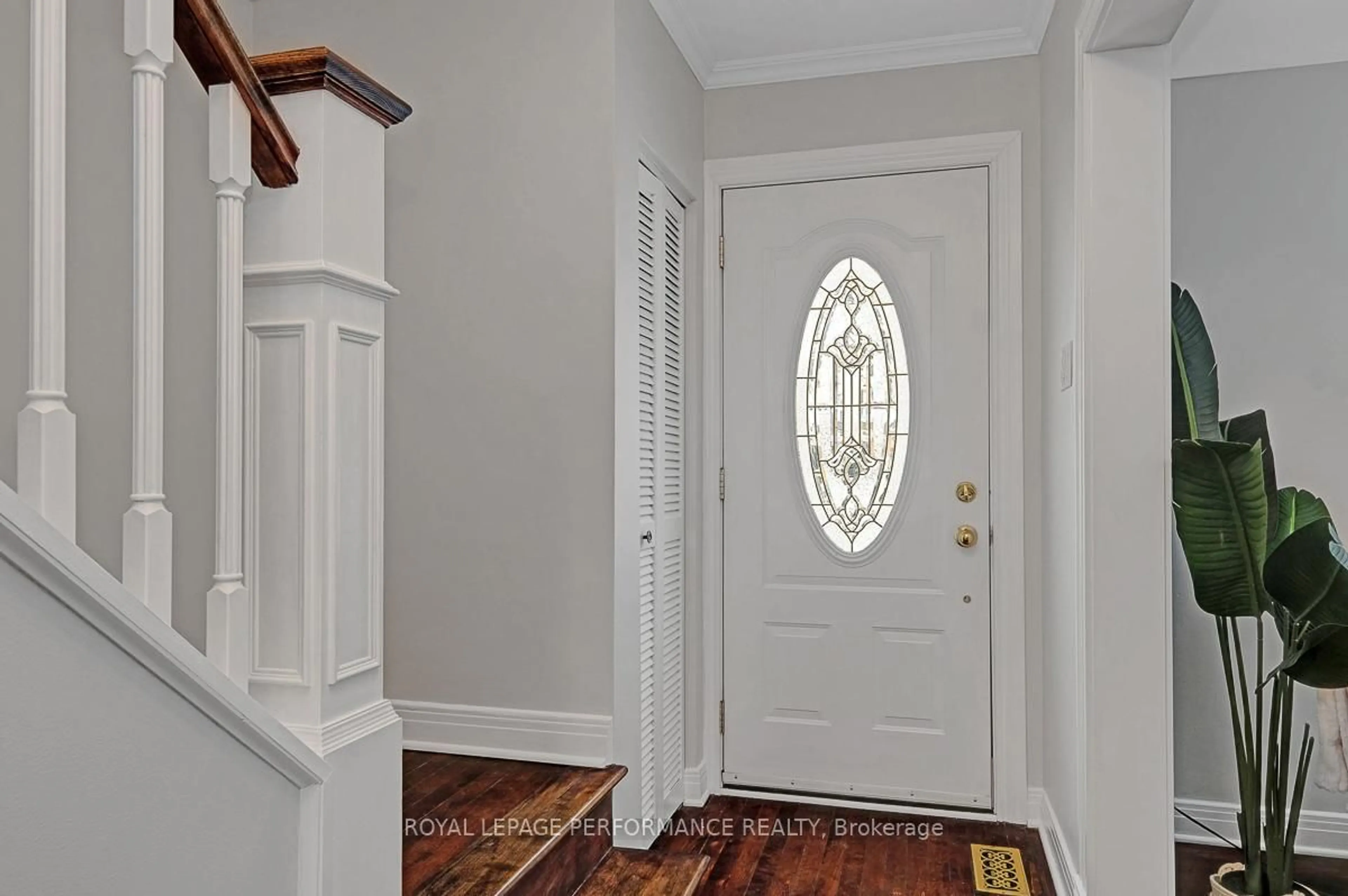 Indoor entryway for 532 Alesther St, Ottawa Ontario K1K 1J3