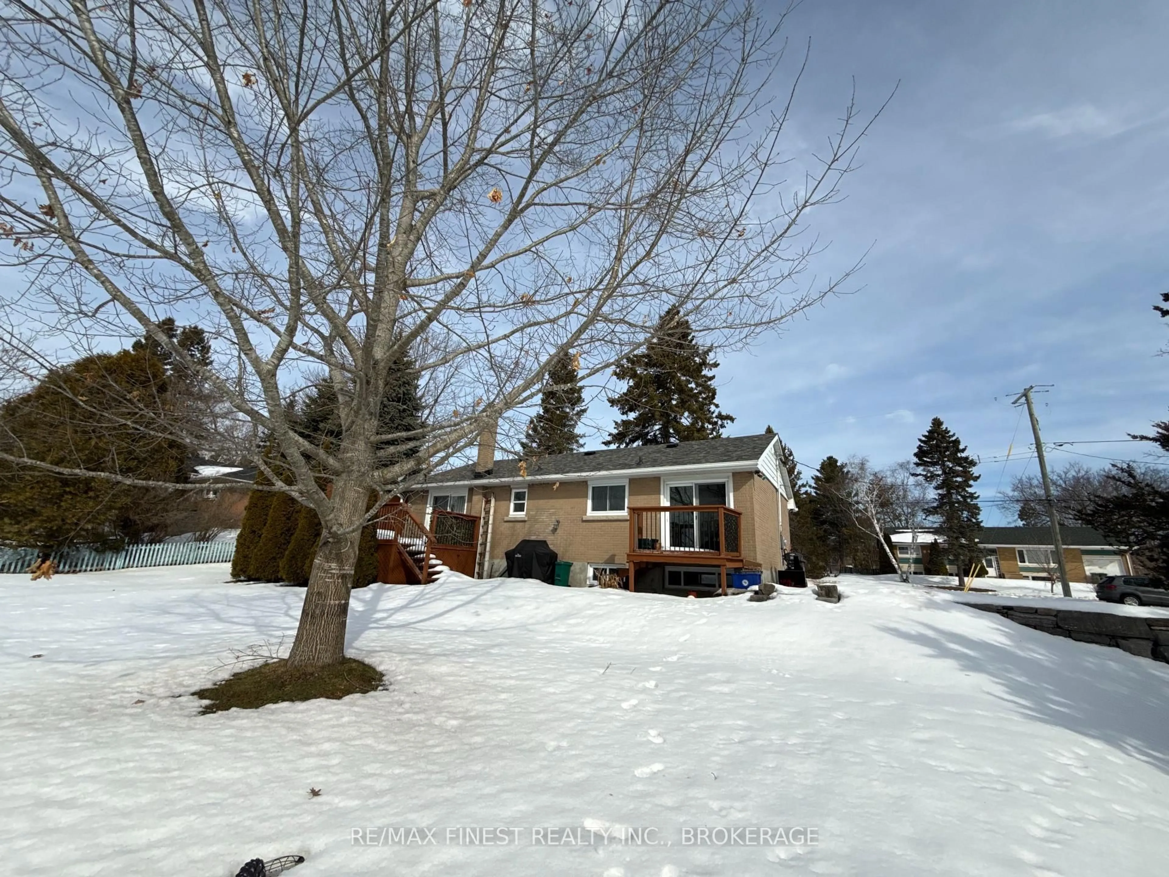 A pic from outside/outdoor area/front of a property/back of a property/a pic from drone, unknown for 1429 Avondale Cres, Kingston Ontario K7P 2V2