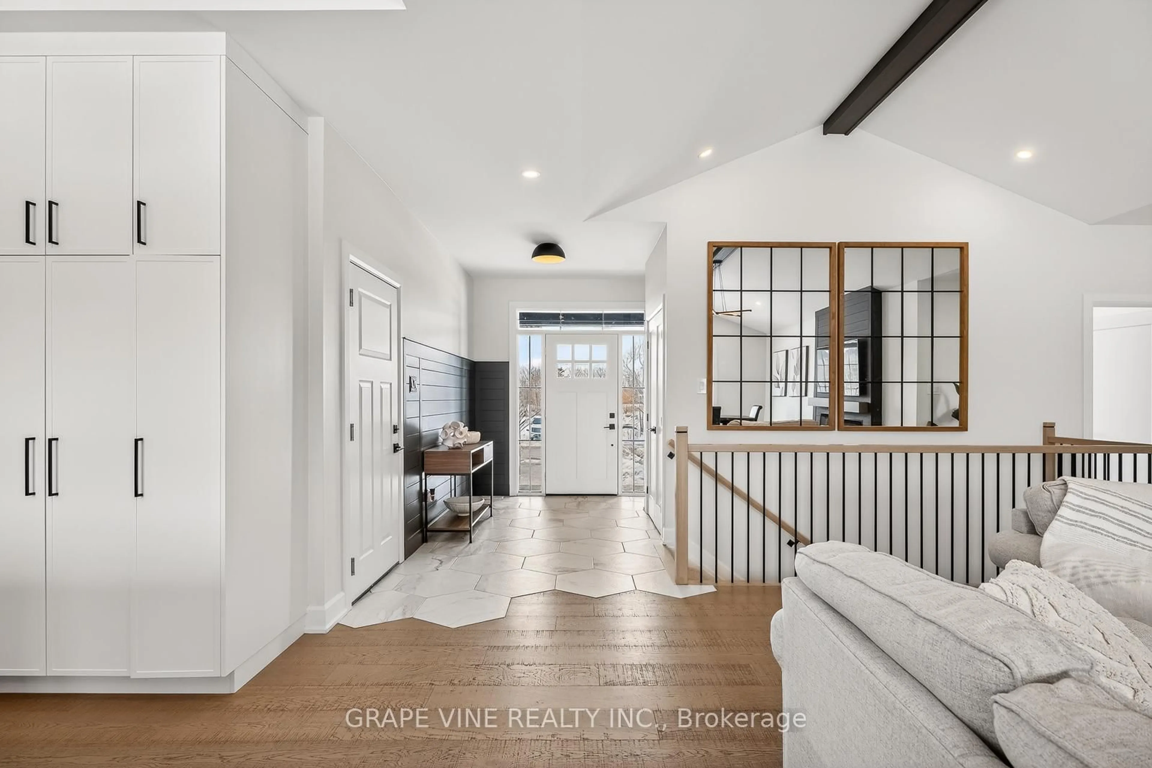 Indoor entryway for 106 Maplestone Dr, North Grenville Ontario K0G 1J0