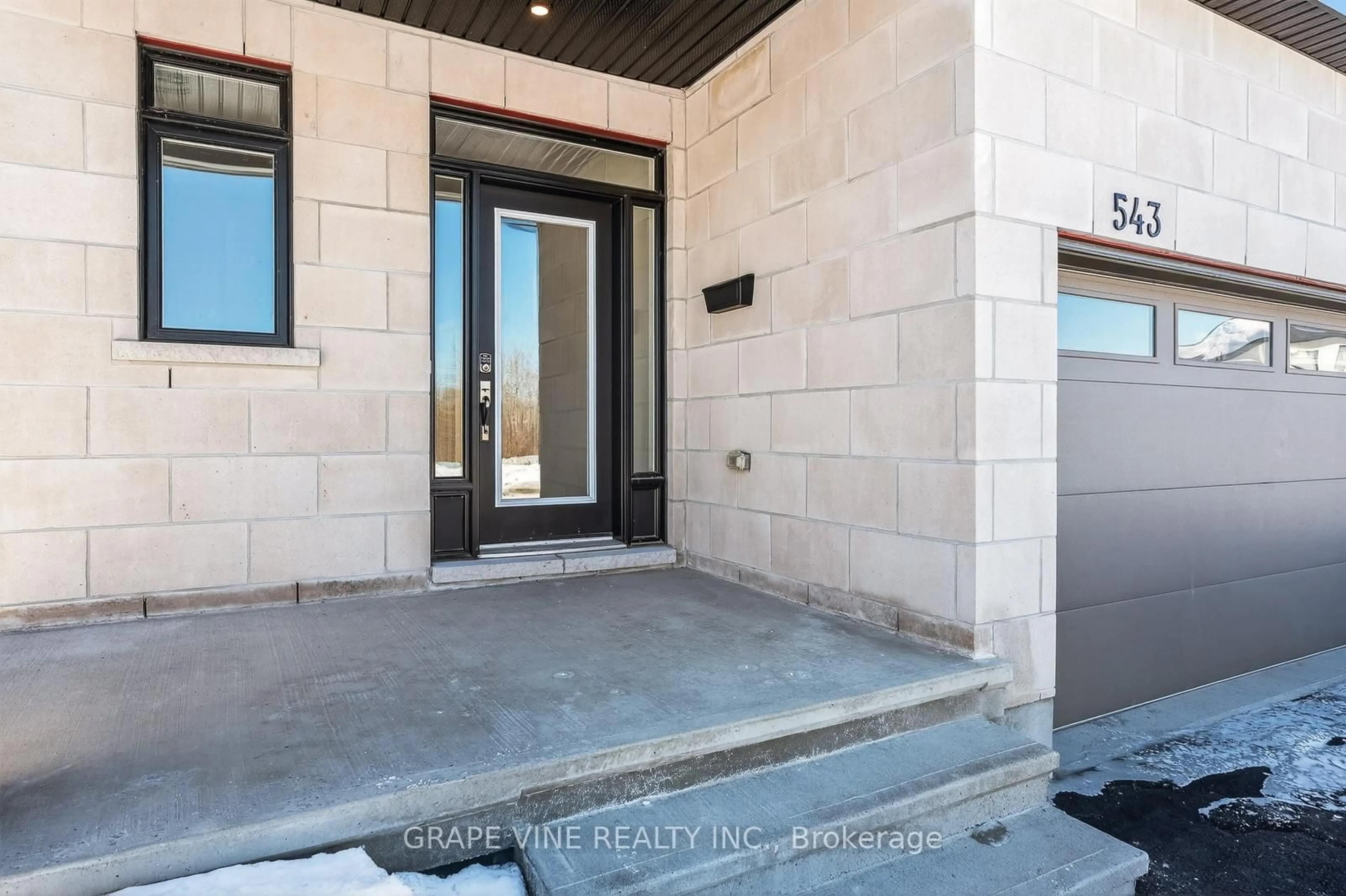 Indoor entryway for 543 Tahoe Hts, Ottawa Ontario K1T 0W1