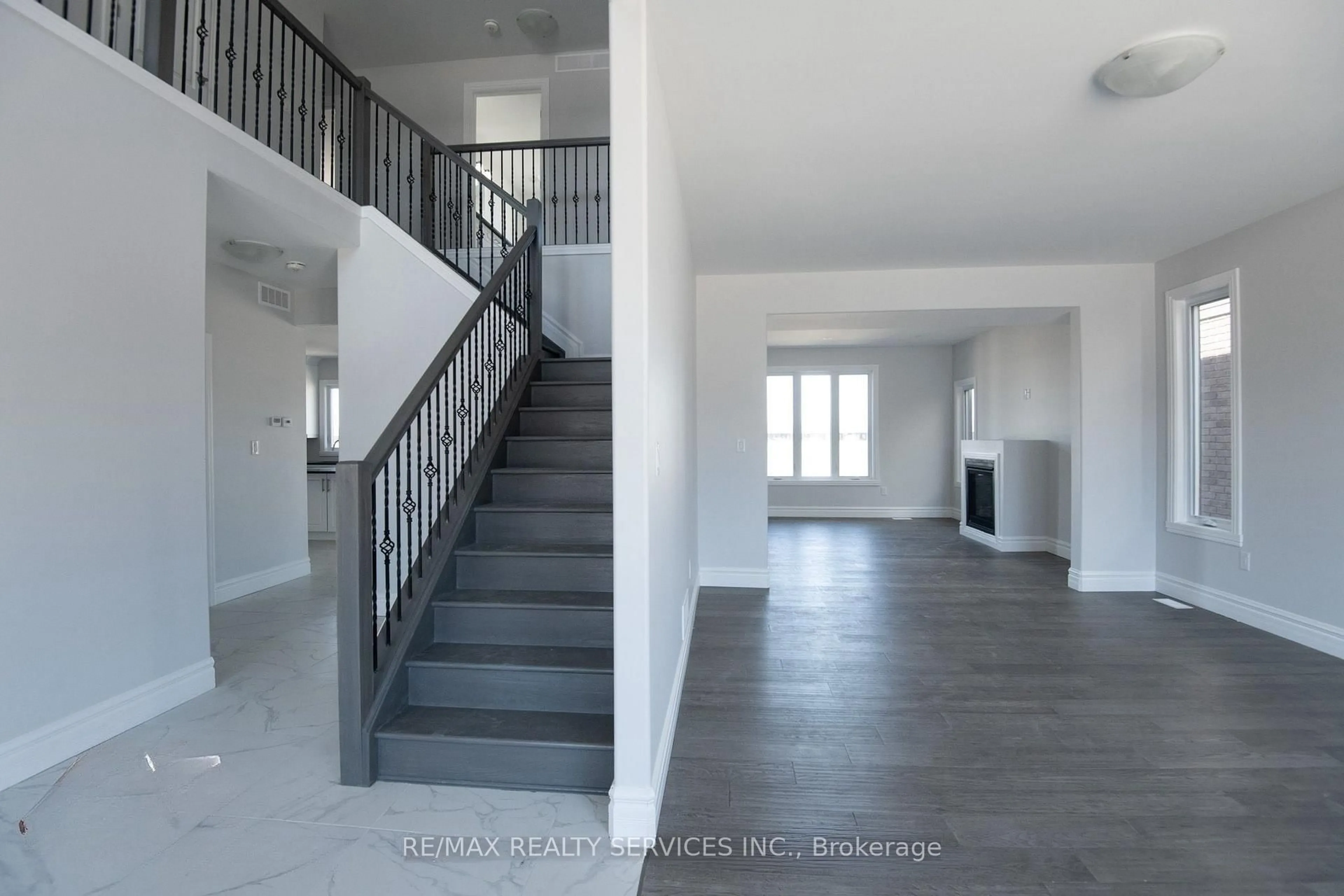 Indoor foyer for 150 Tuscany Tr, Chatham-Kent Ontario N7M 0R9