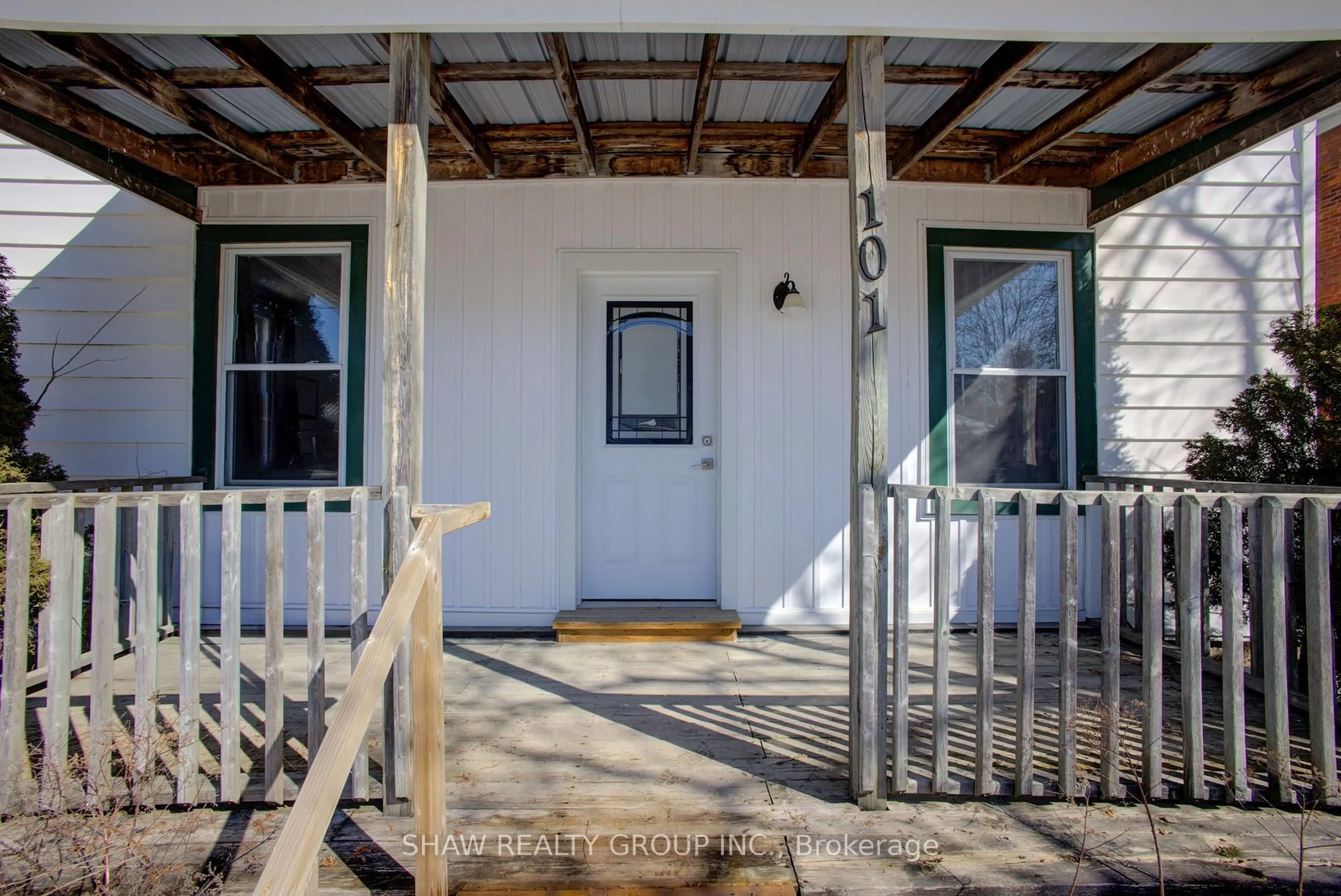 Indoor entryway for 101 John St, North Huron Ontario N0G 2W0
